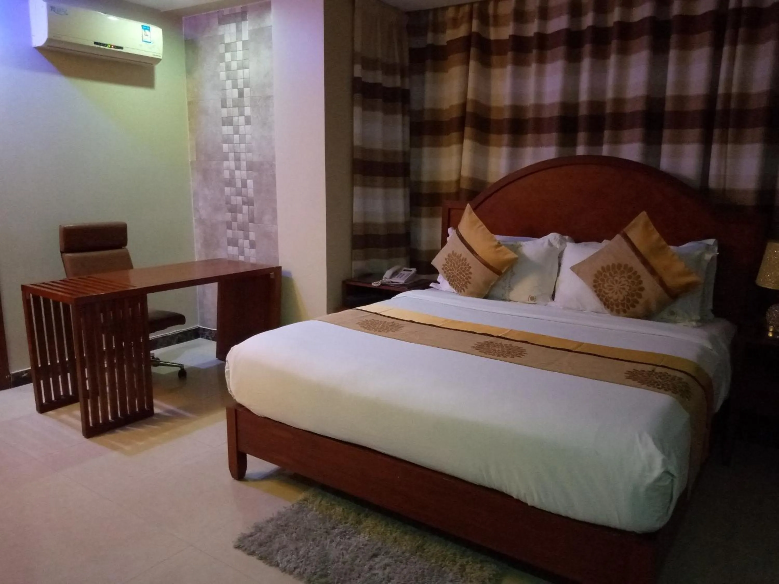 Living room, Bed in Zimbo Golden Hotel