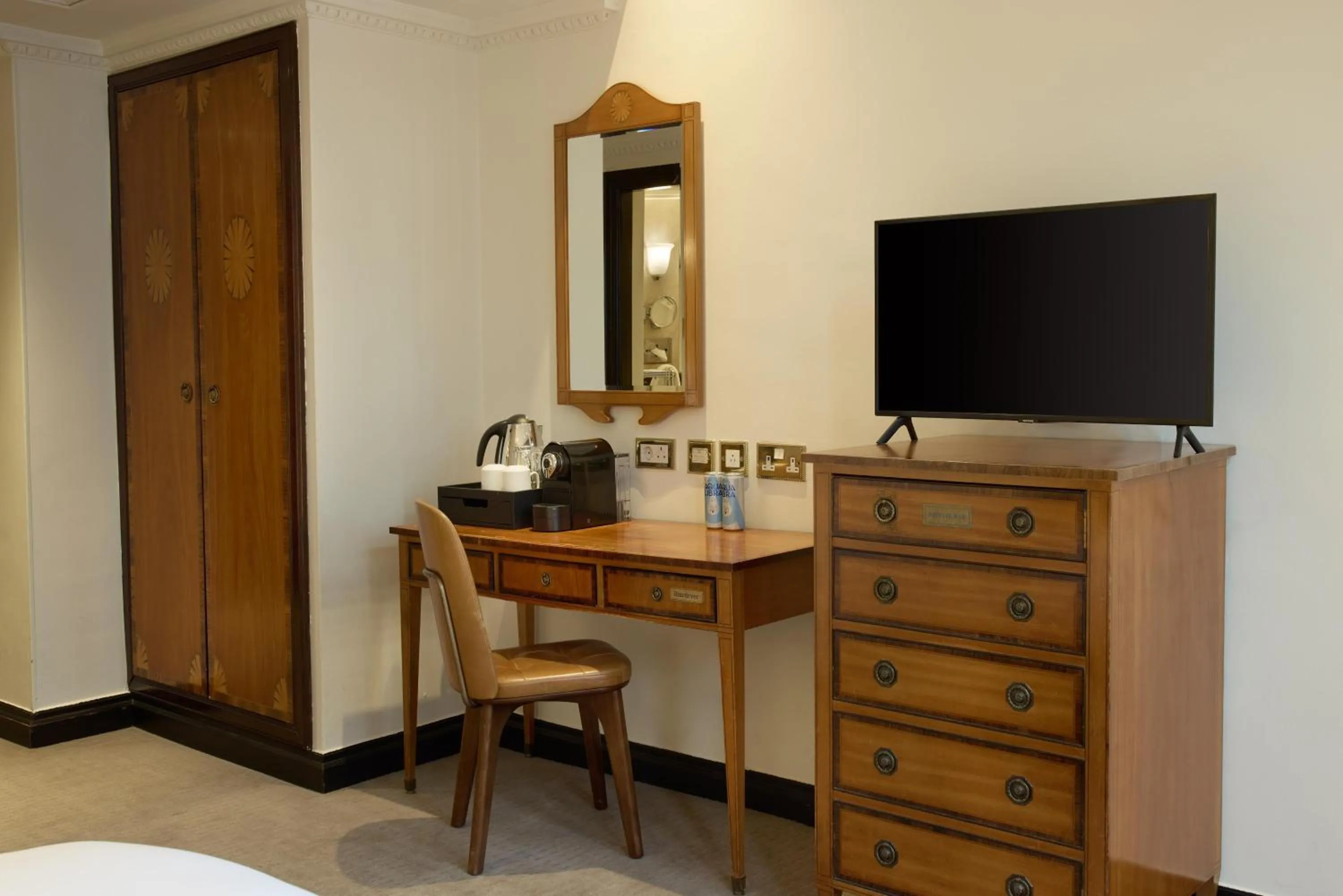 Bedroom, Bed in Radisson Blu Hotel, London Leicester Square