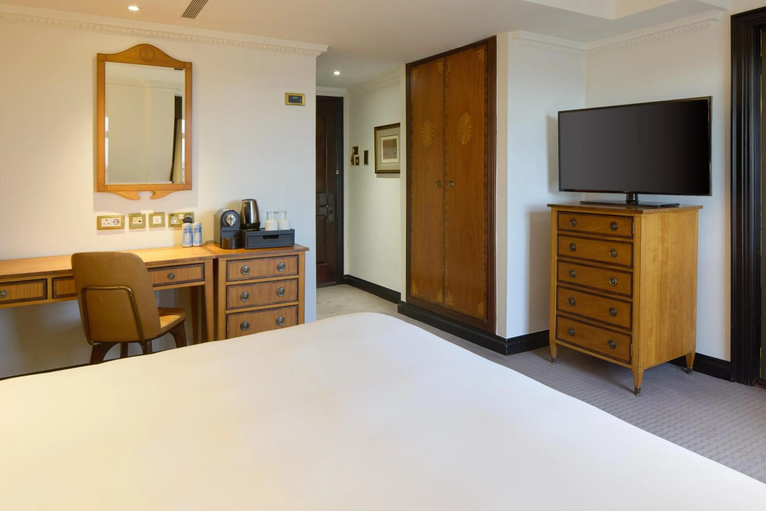 Bedroom, Bed in Radisson Blu Hotel, London Leicester Square