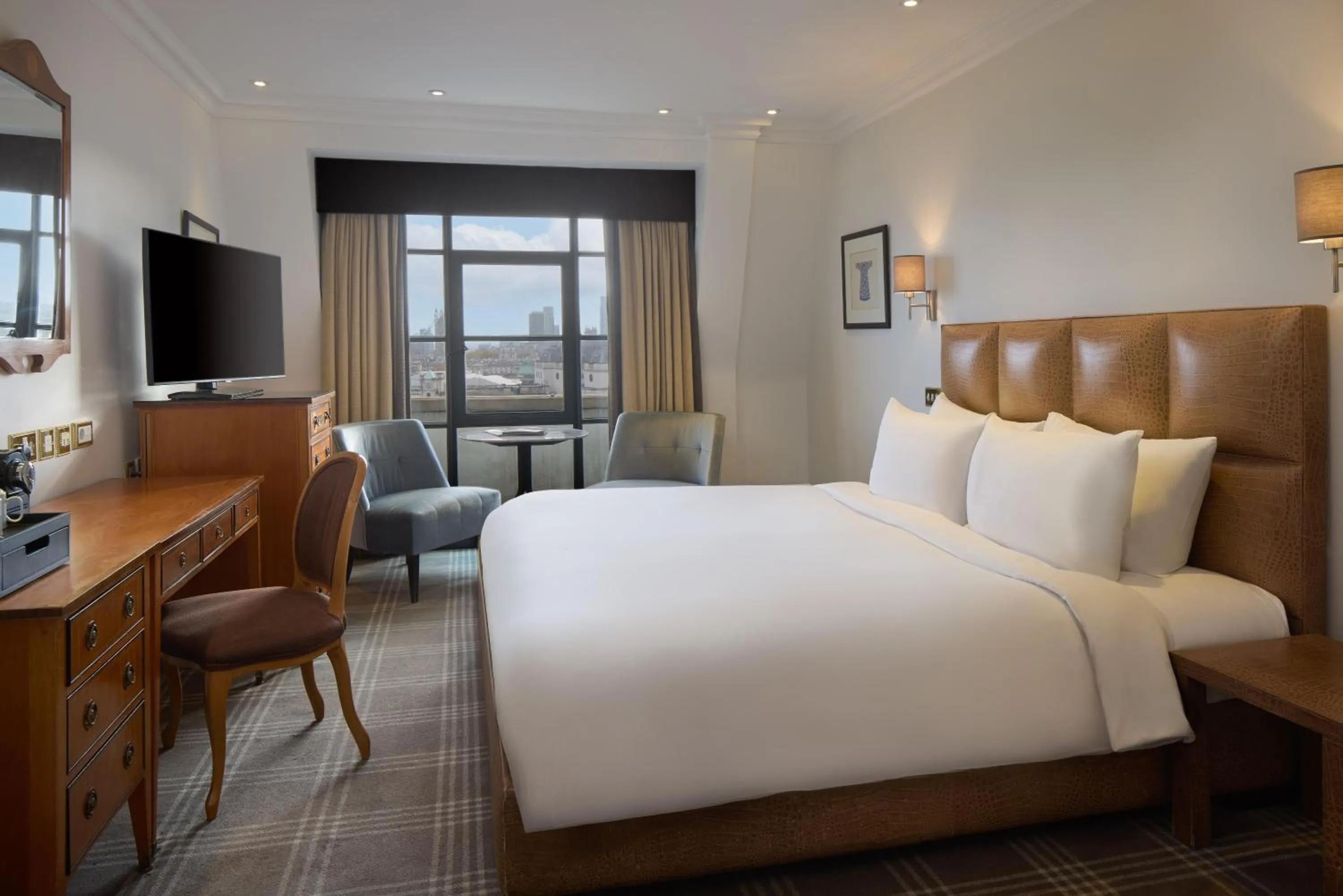 Bedroom, Bed in Radisson Blu Hotel, London Leicester Square