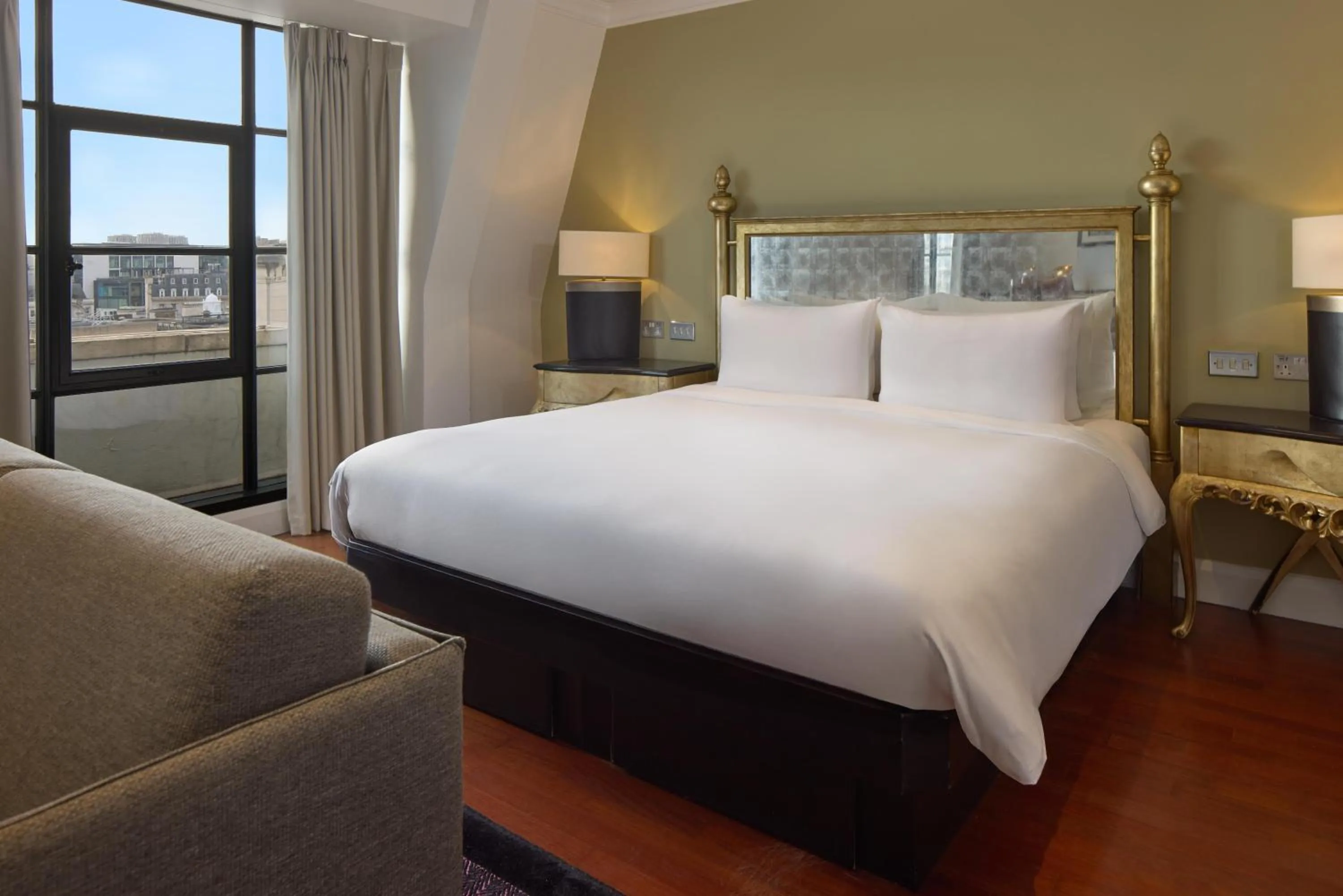 Photo of the whole room, Bed in Radisson Blu Hotel, London Leicester Square