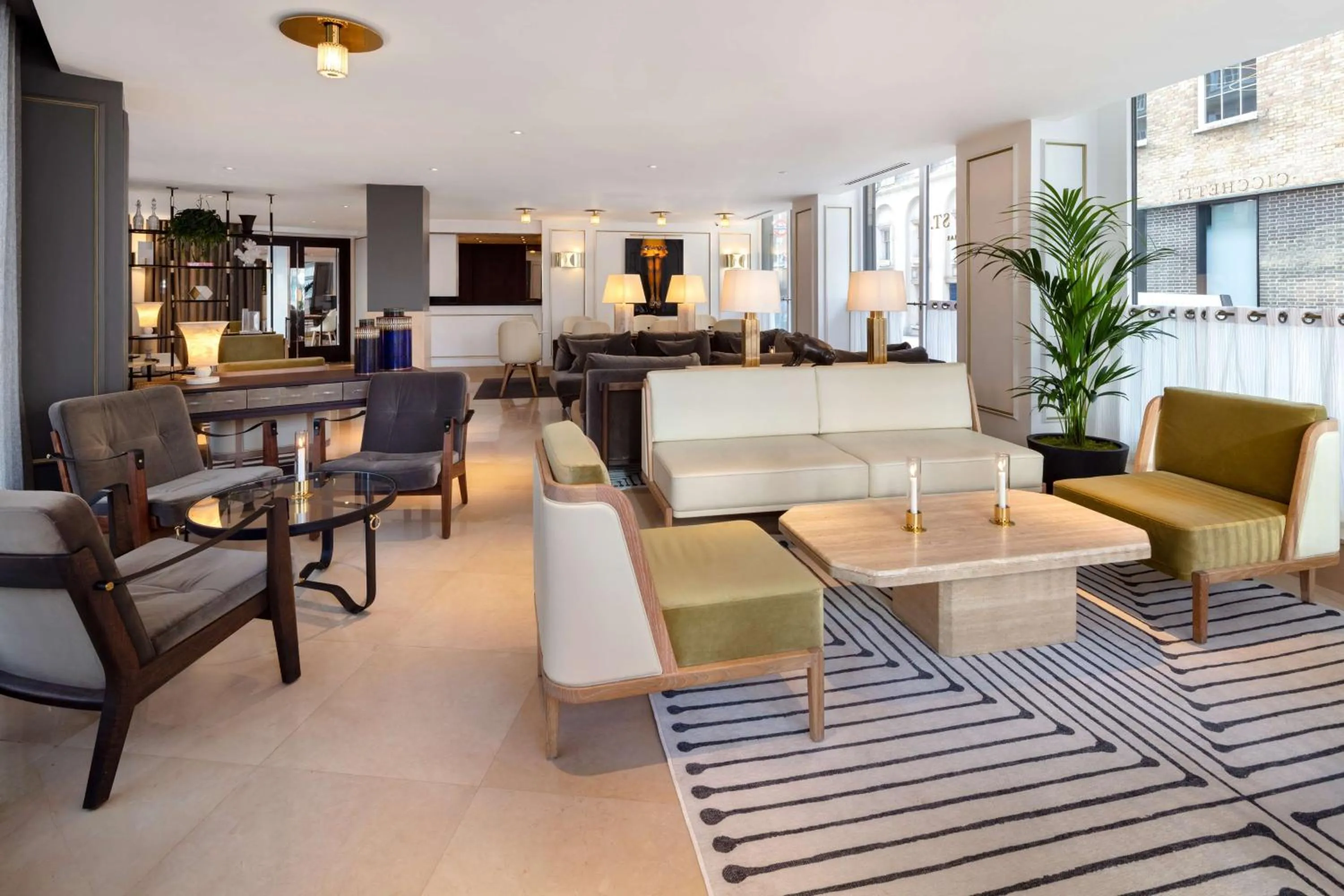 Lounge or bar in Radisson Blu Hotel, London Bond Street