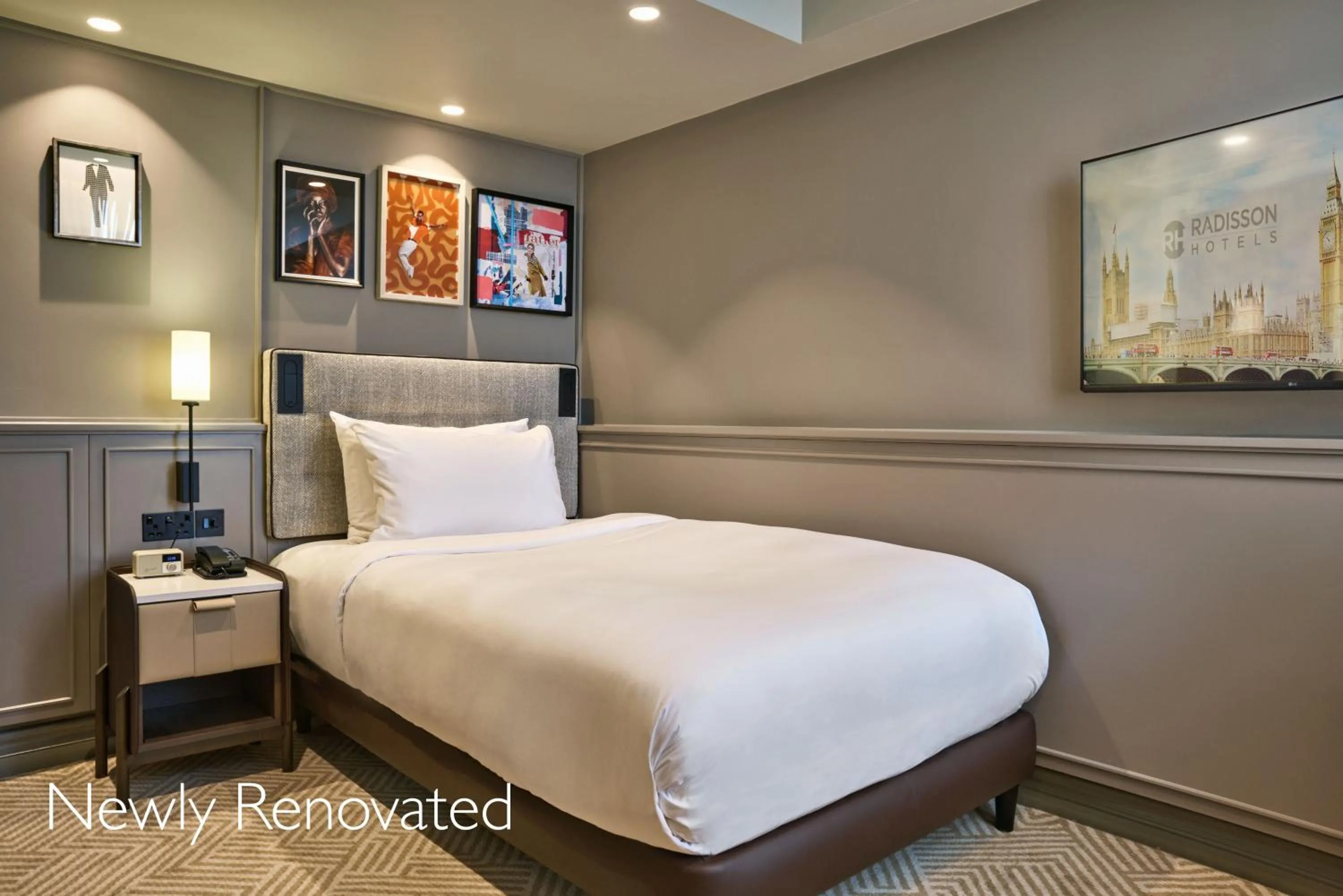 Bedroom, Bed in Radisson Blu Hotel, London Bond Street