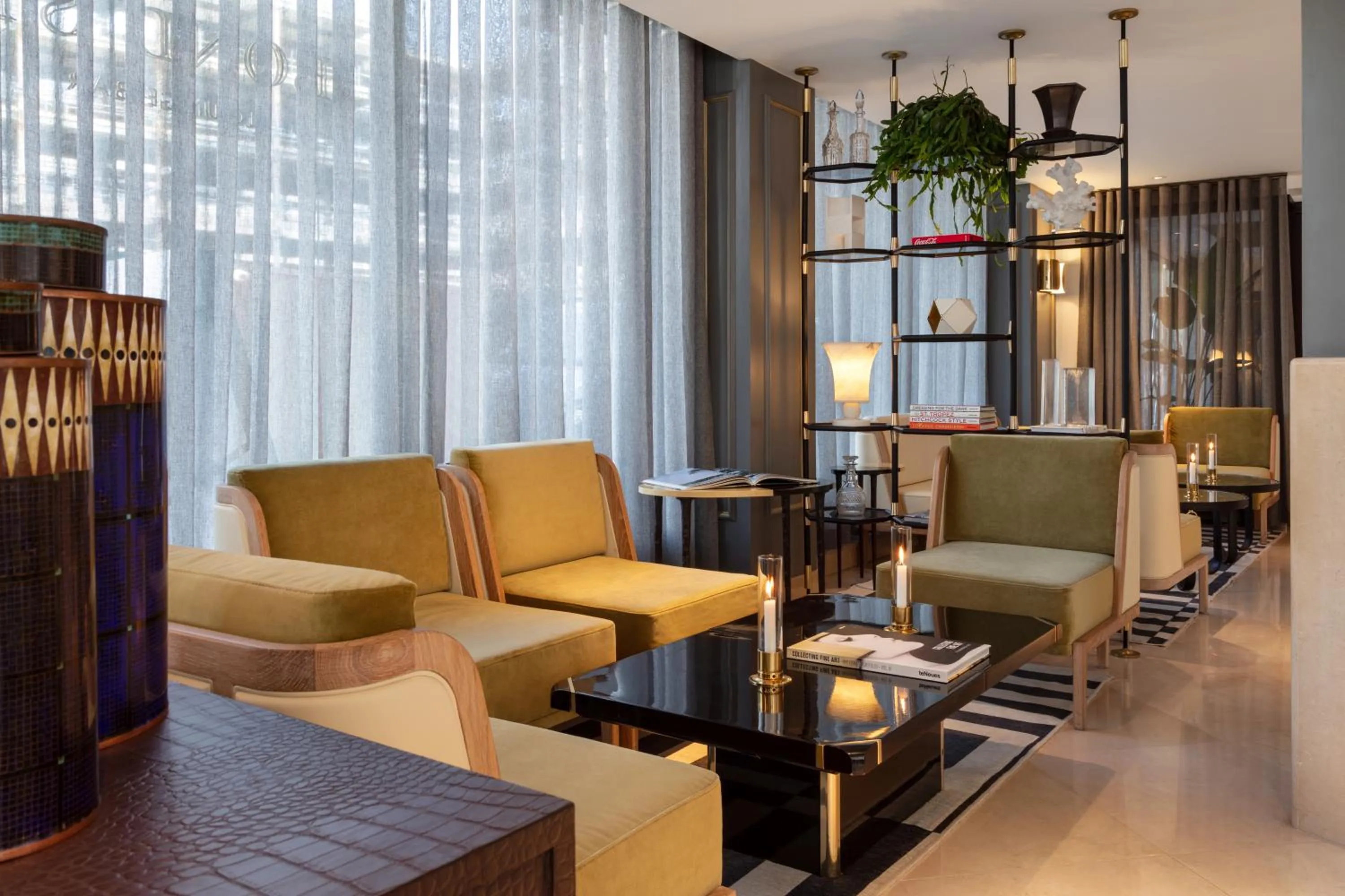 Lounge or bar in Radisson Blu Hotel, London Bond Street