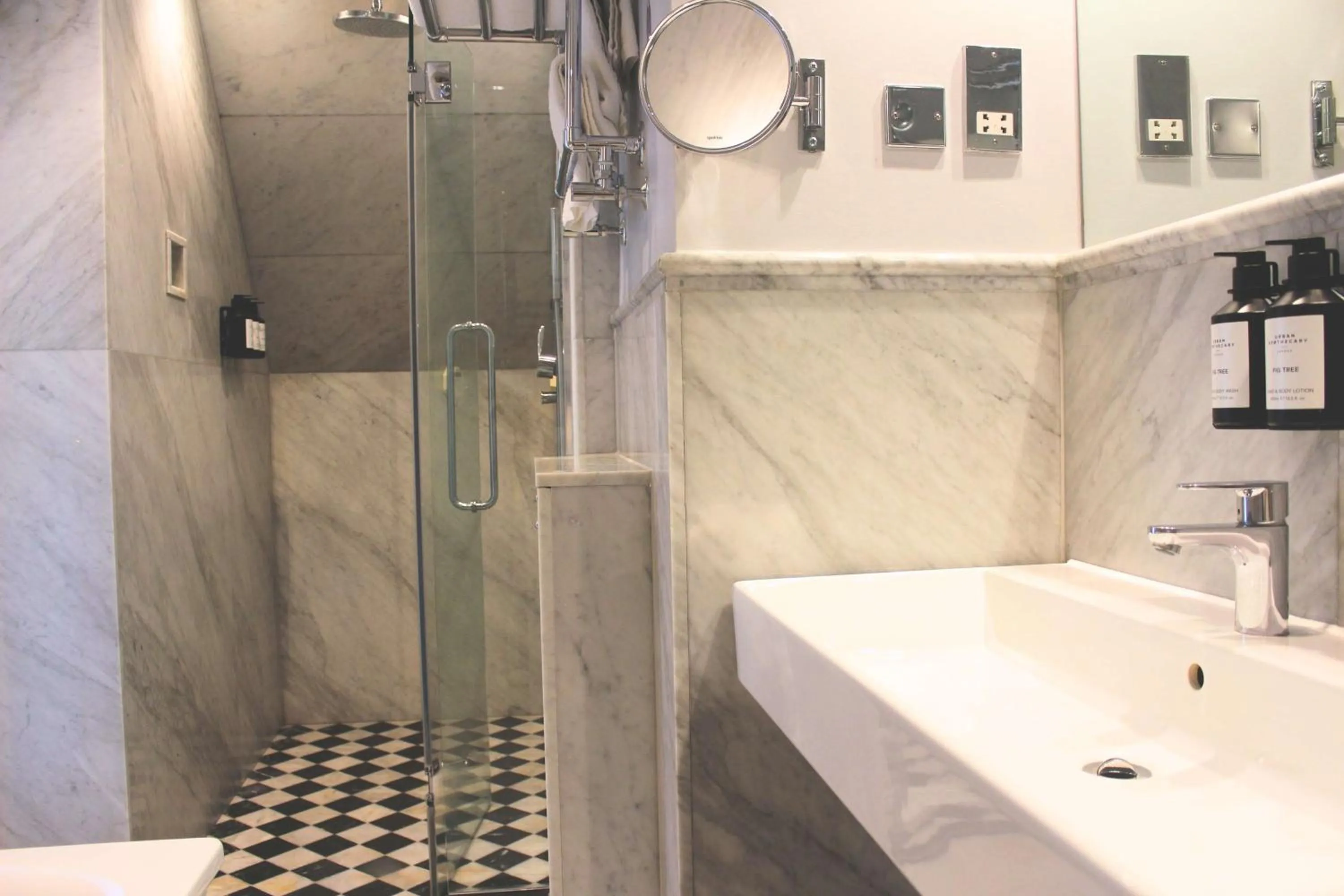 Photo of the whole room in Radisson Blu Hotel, London Tottenham Court Road