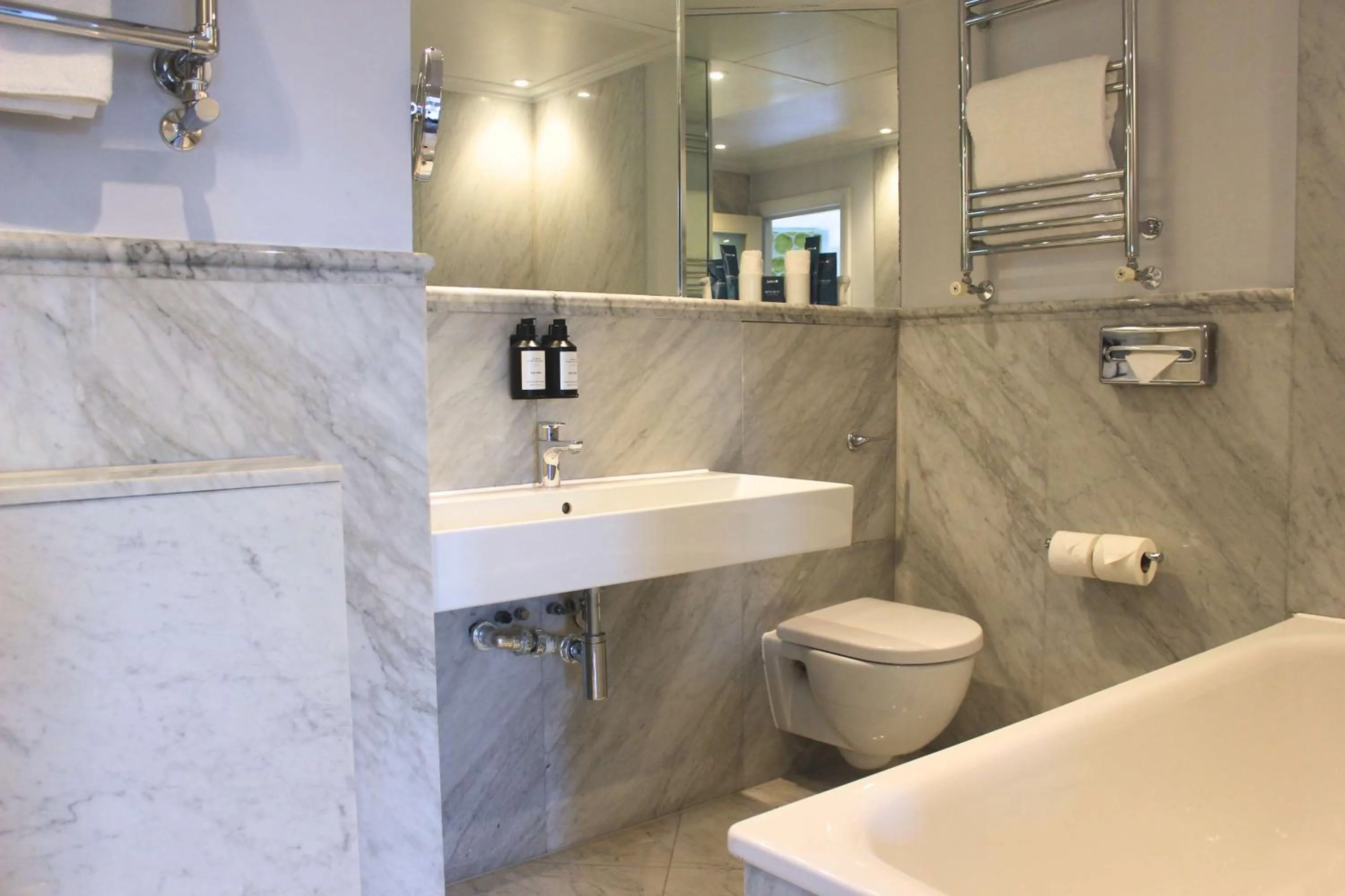 Photo of the whole room in Radisson Blu Hotel, London Tottenham Court Road