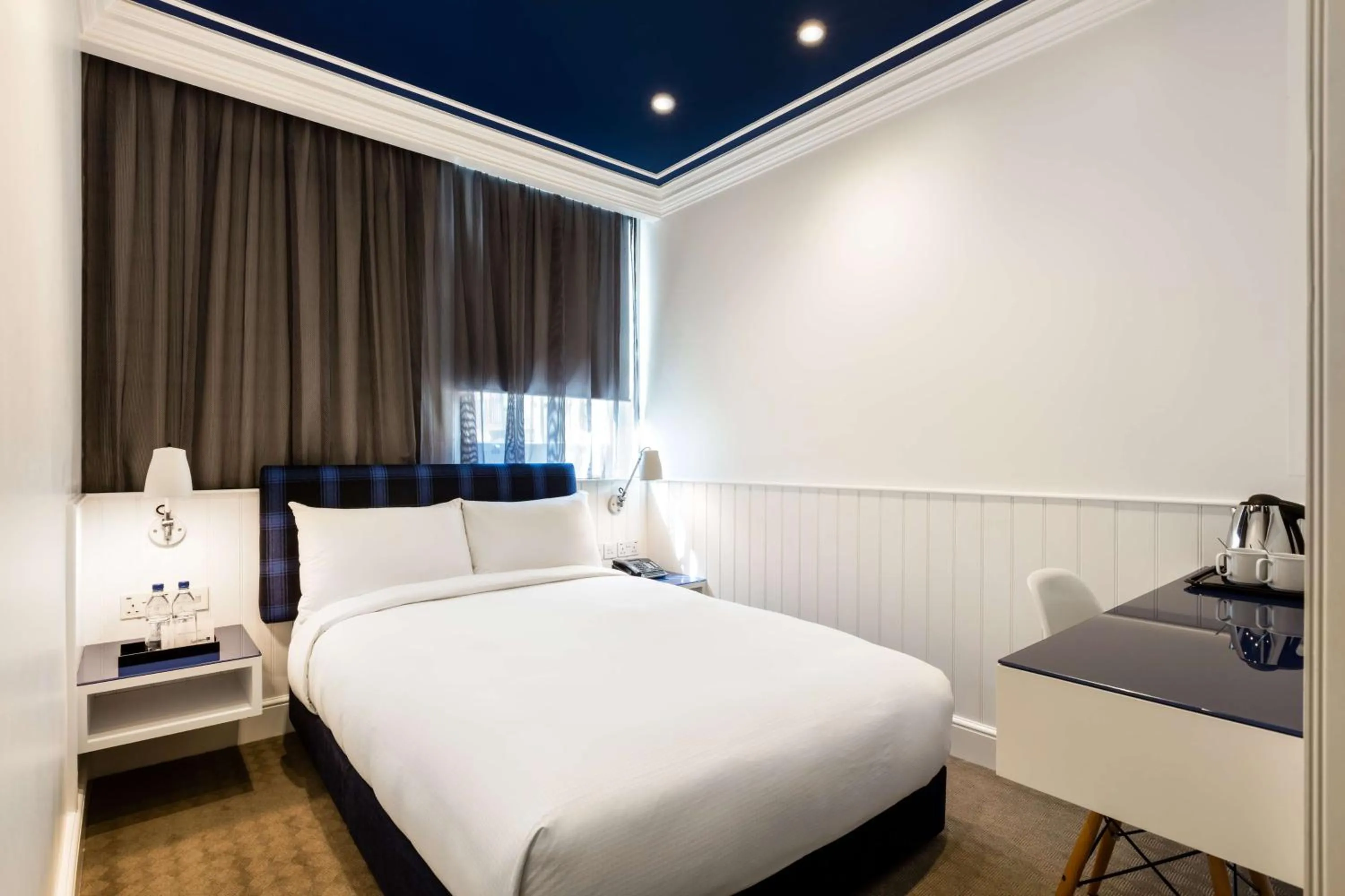 Bedroom, Bed in Radisson Blu Hotel, London Tottenham Court Road