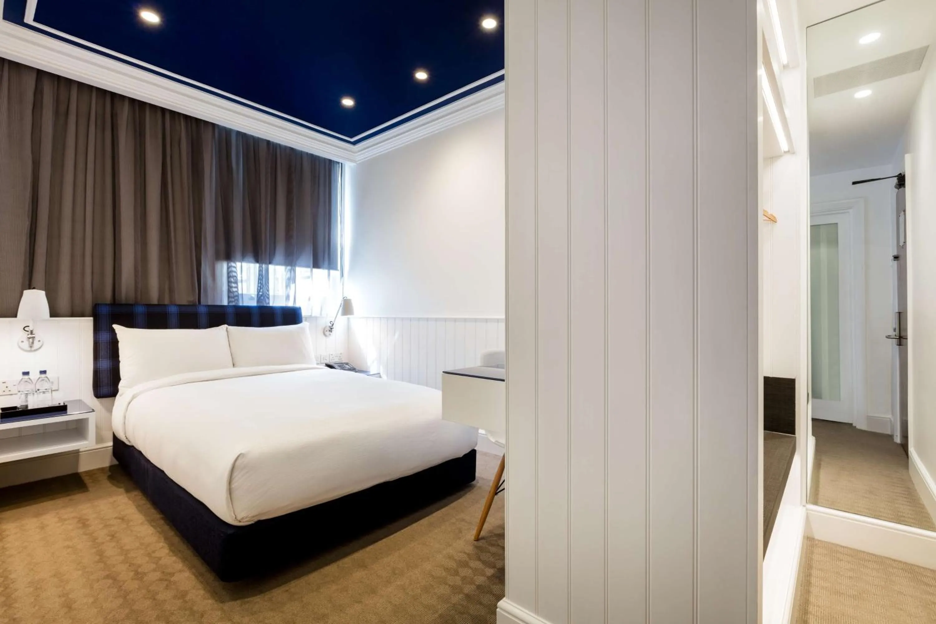 Bedroom, Bed in Radisson Blu Hotel, London Tottenham Court Road