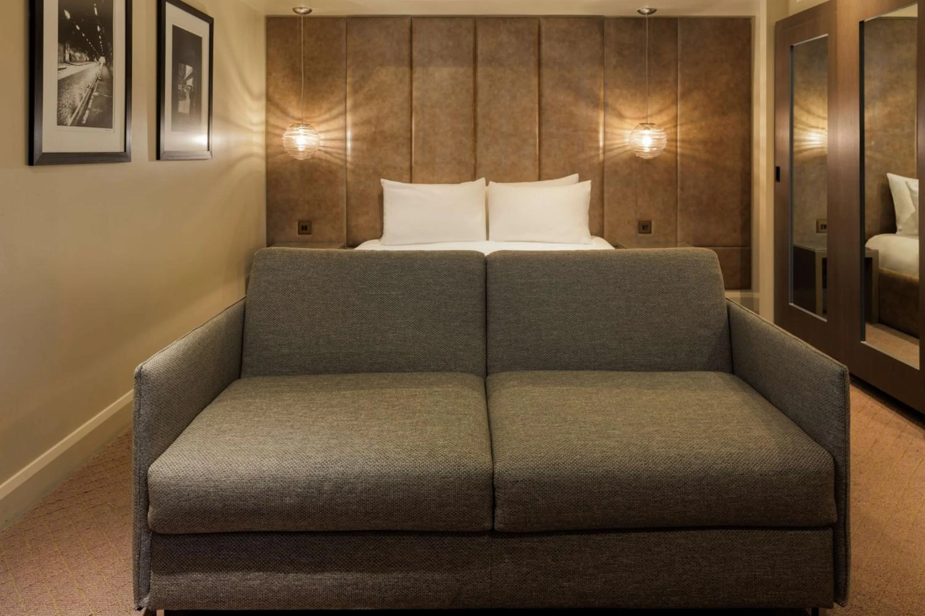 Bedroom, Bed in Radisson Blu Hotel, London Bloomsbury