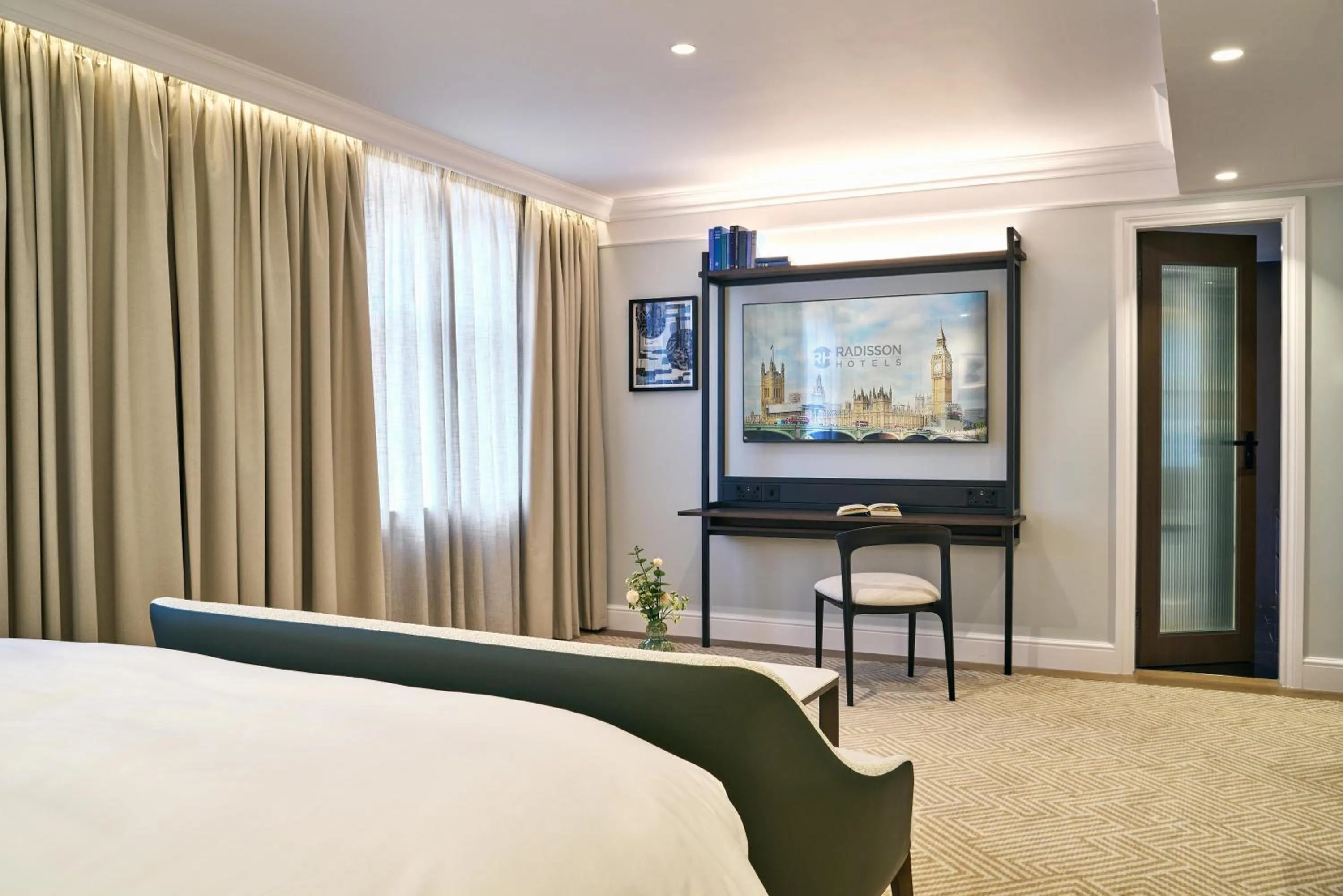 Photo of the whole room, Bed in Radisson Blu Hotel, London Bloomsbury