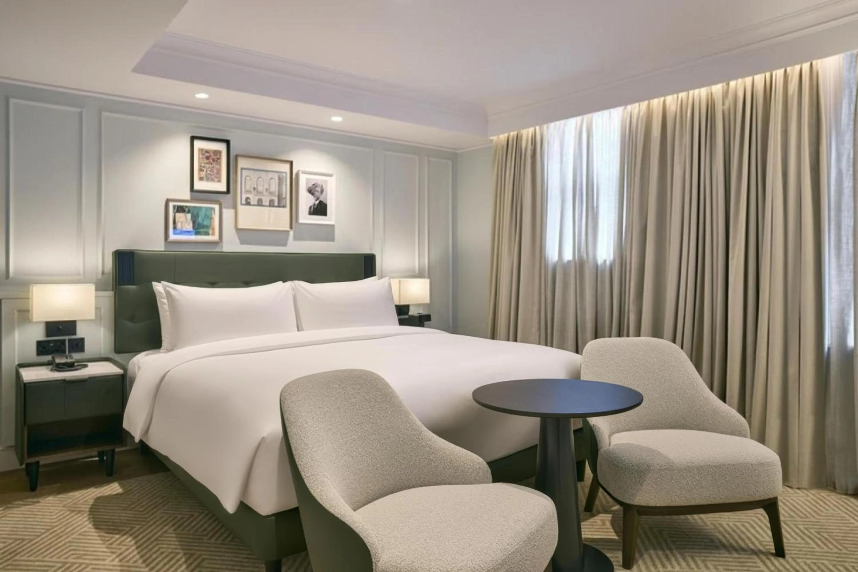 Photo of the whole room, Bed in Radisson Blu Hotel, London Bloomsbury