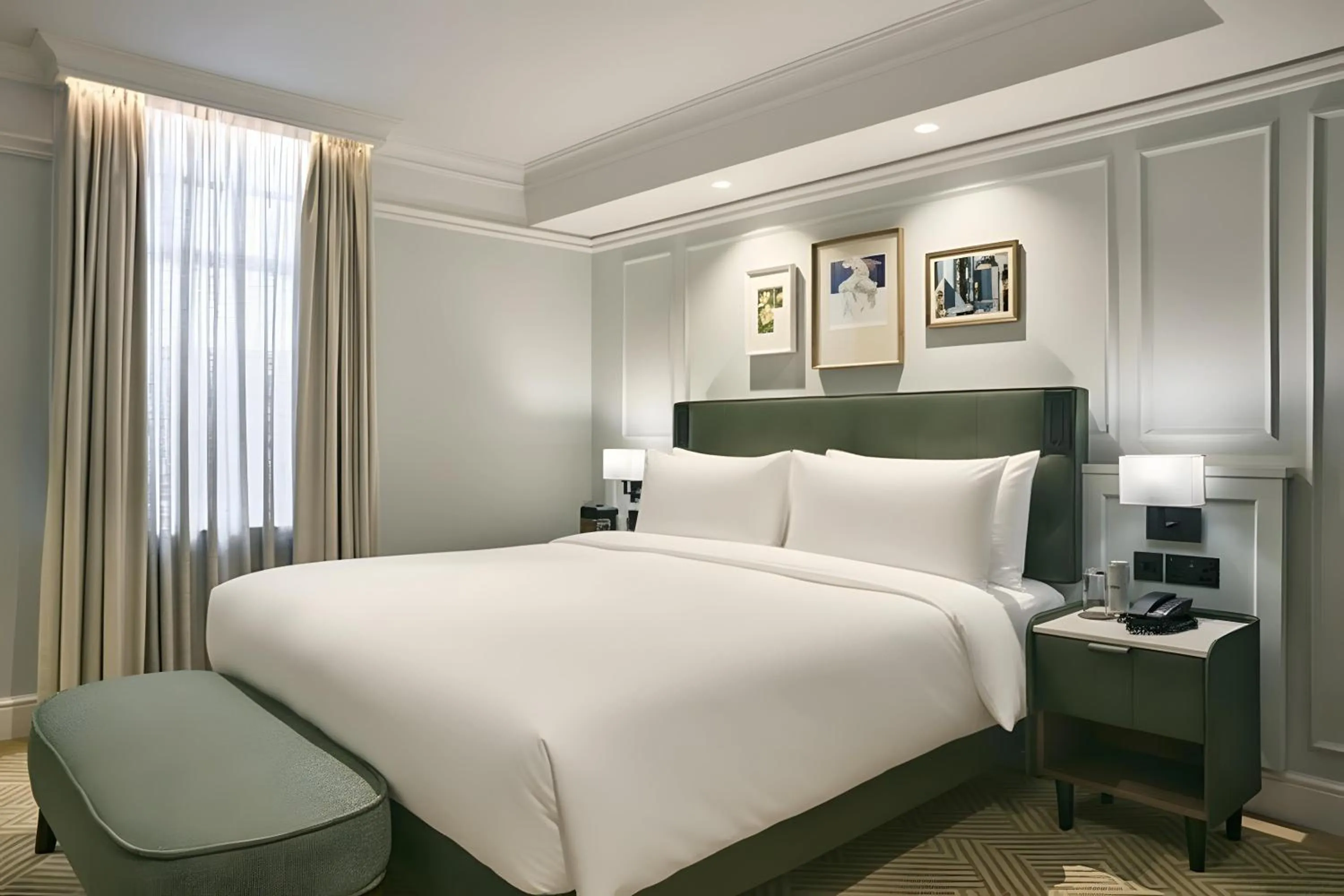 Bedroom, Bed in Radisson Blu Hotel, London Bloomsbury