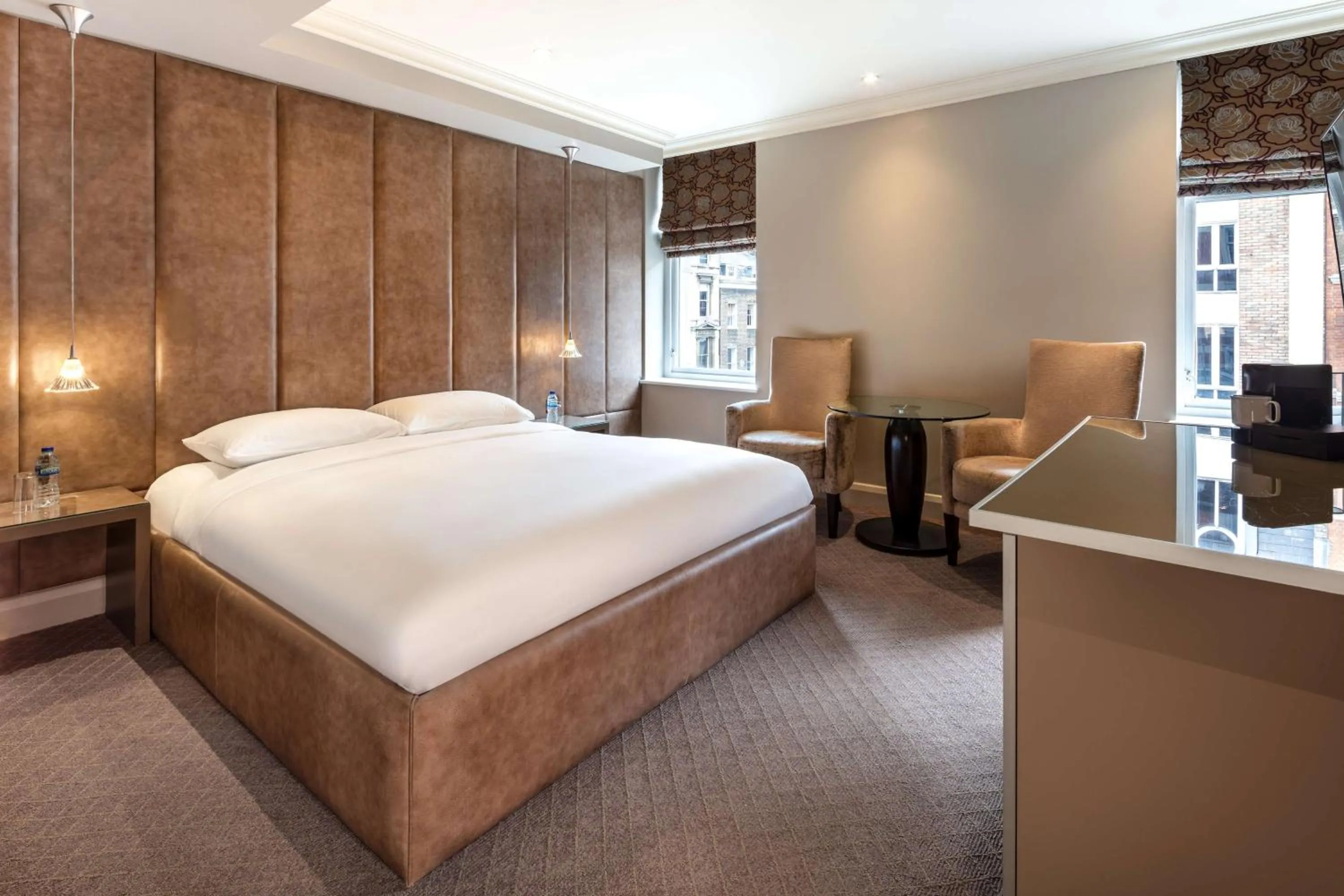 Bedroom, Bed in Radisson Blu Hotel, London Bloomsbury