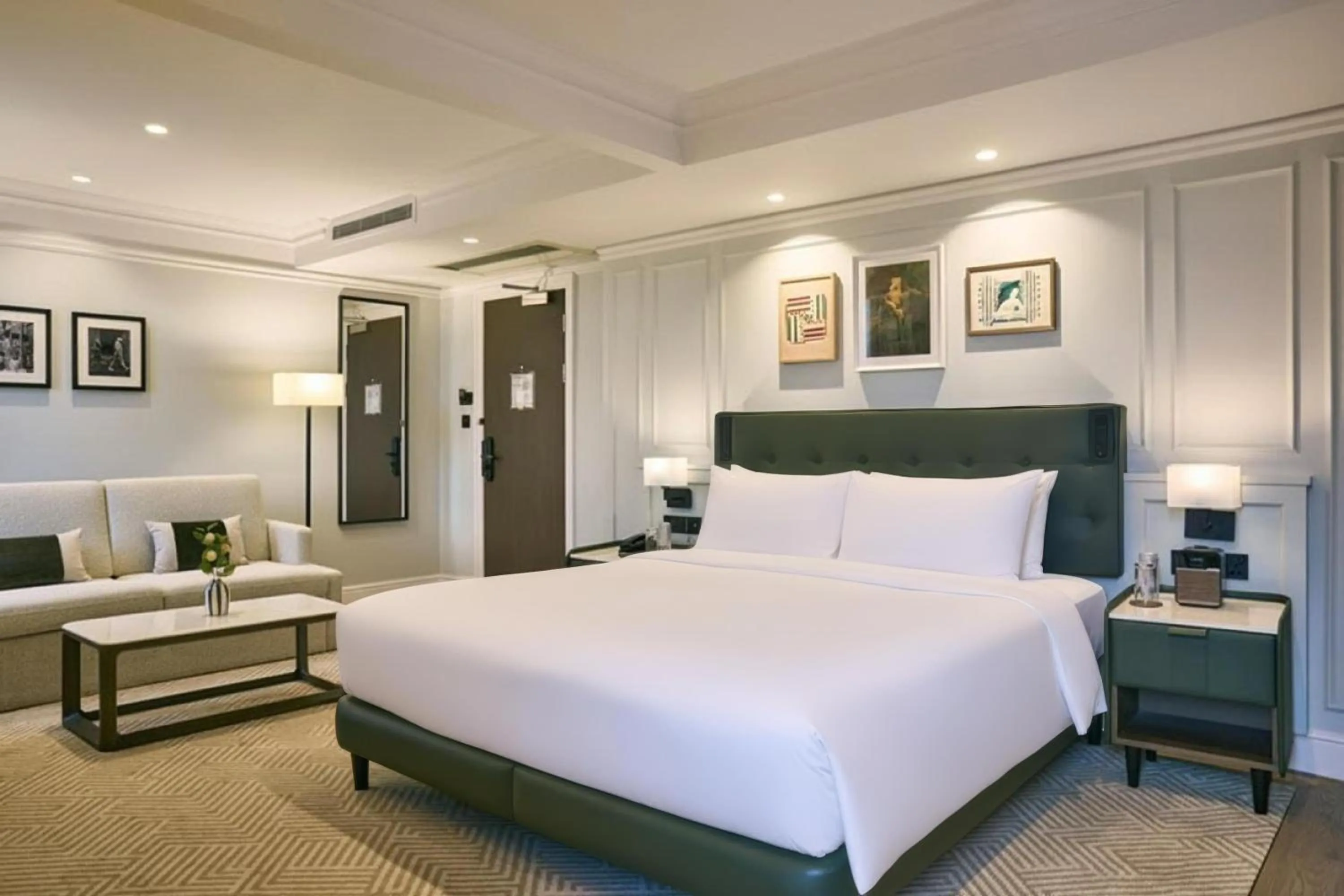 Photo of the whole room, Bed in Radisson Blu Hotel, London Bloomsbury