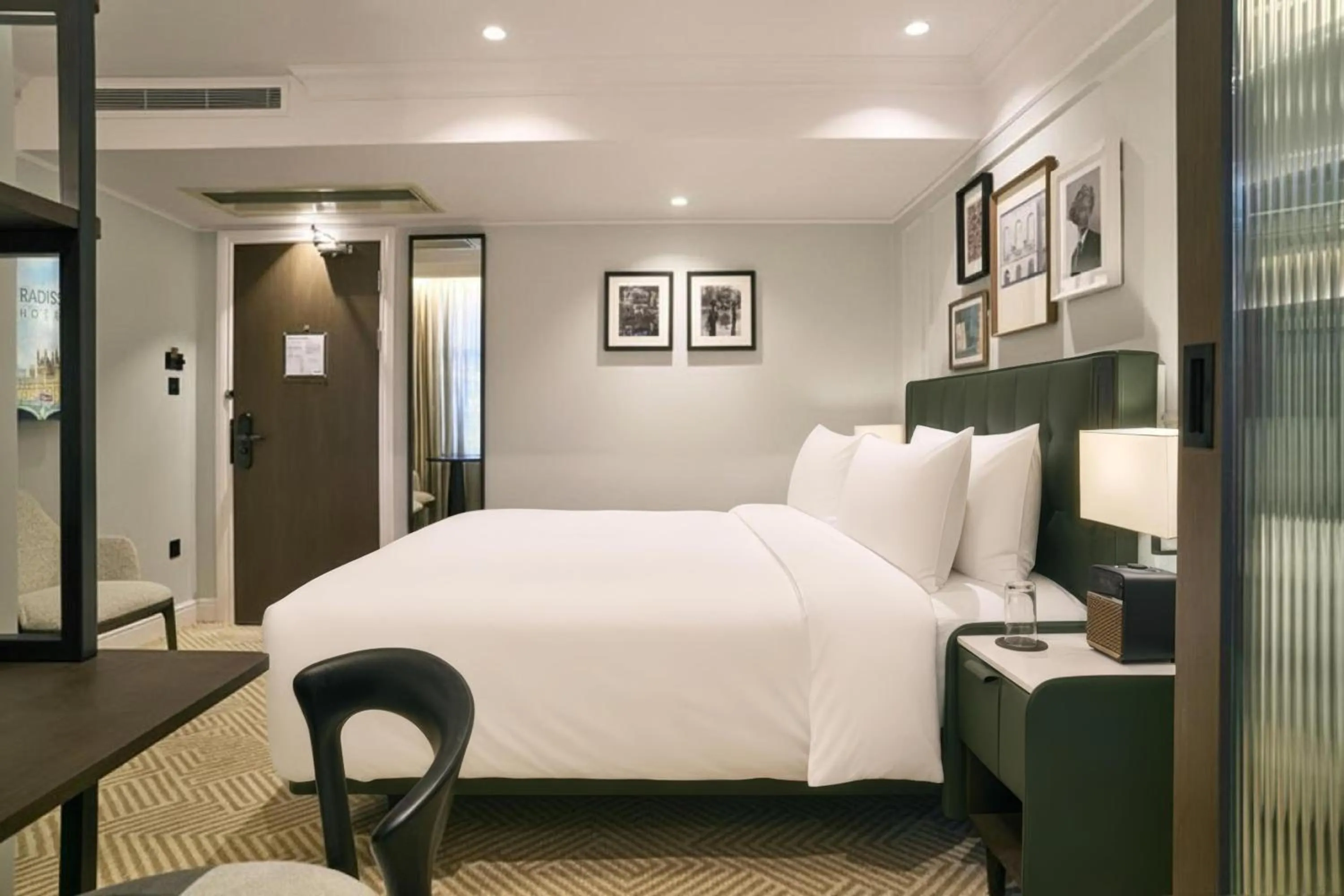 Bedroom, Bed in Radisson Blu Hotel, London Bloomsbury