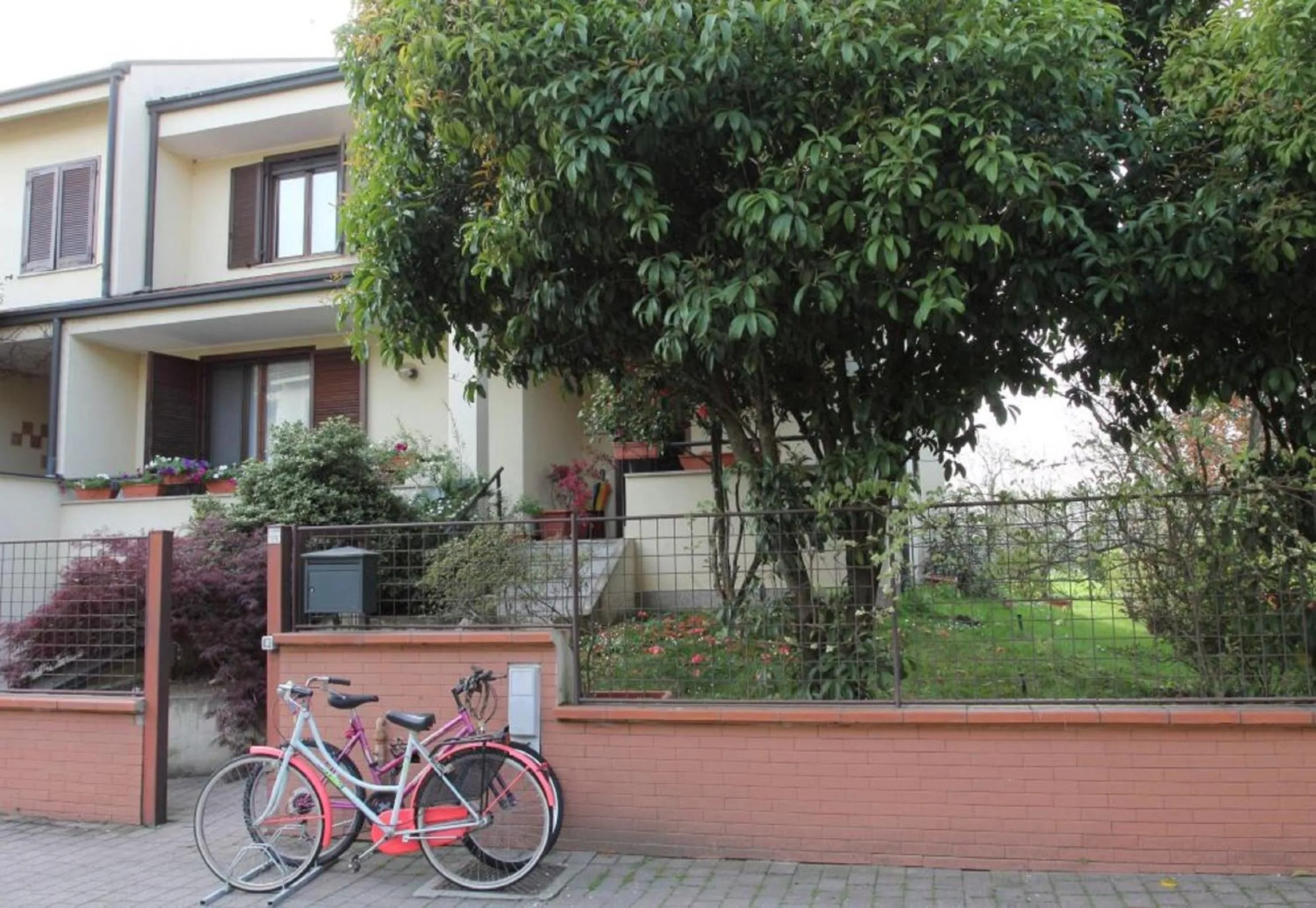 Facade/entrance in B&B Il Glicine di Basiglio