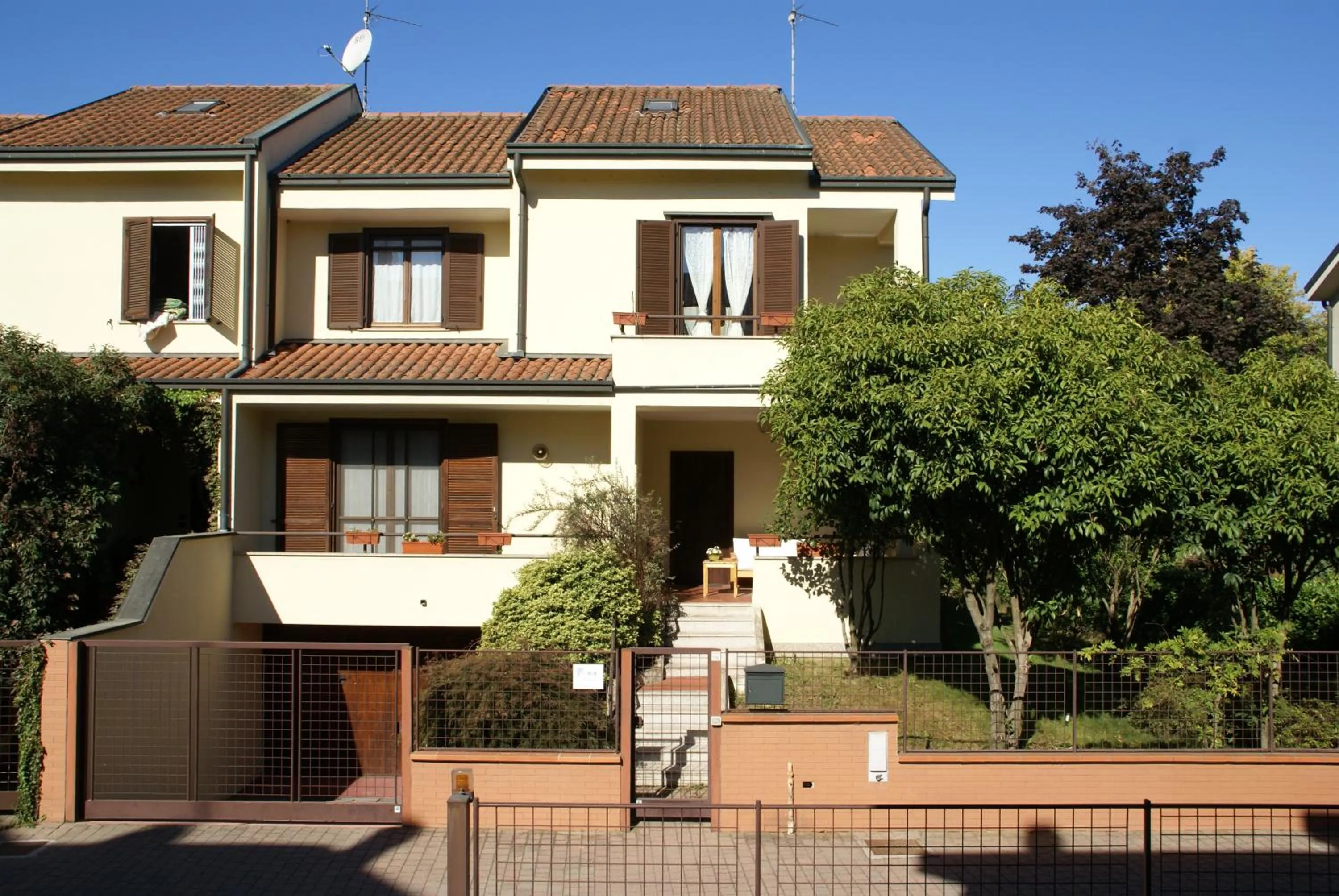 Facade/entrance in B&B Il Glicine di Basiglio