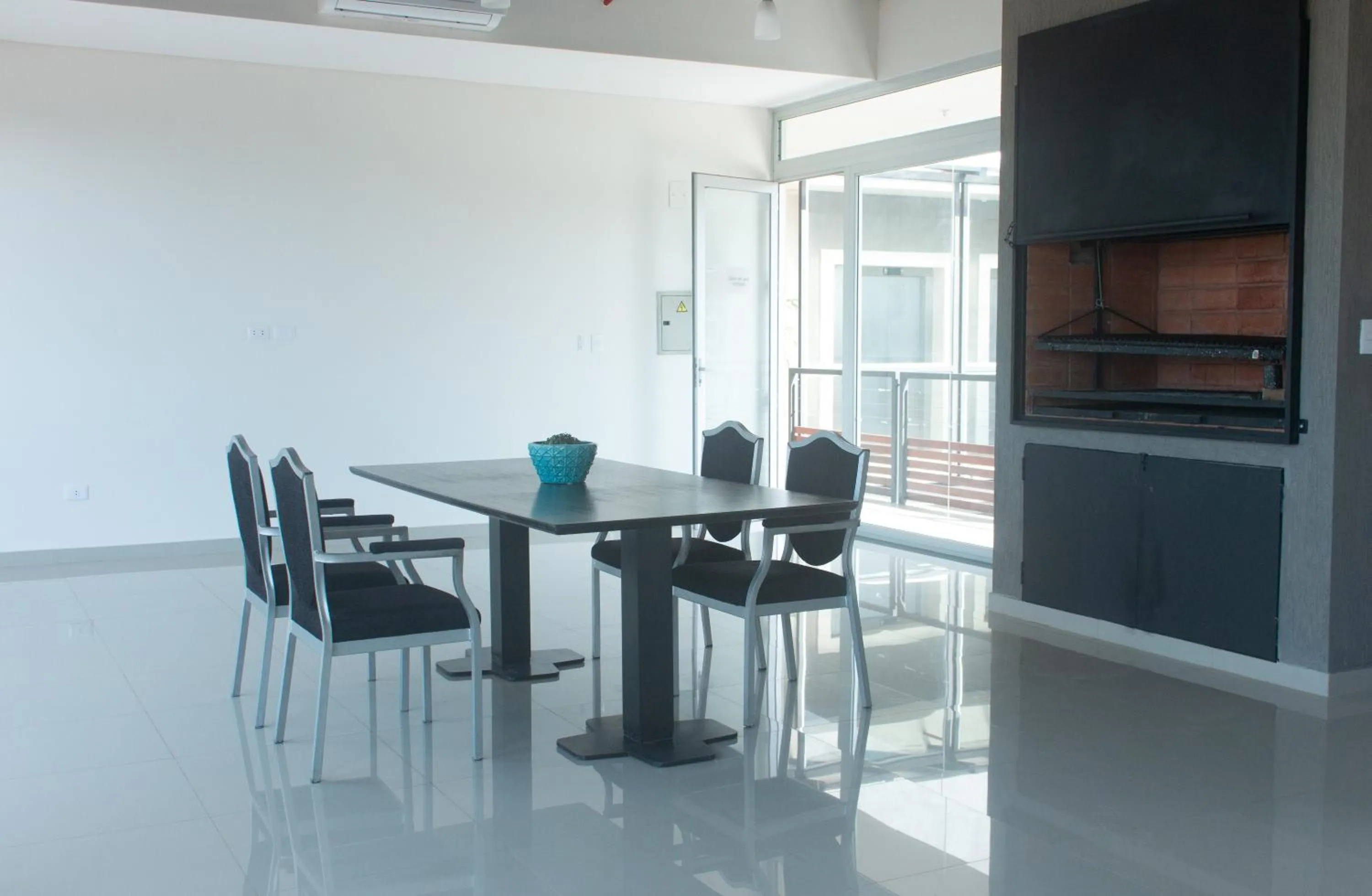 Communal lounge/ TV room in START Villa Morra Rent Apartments