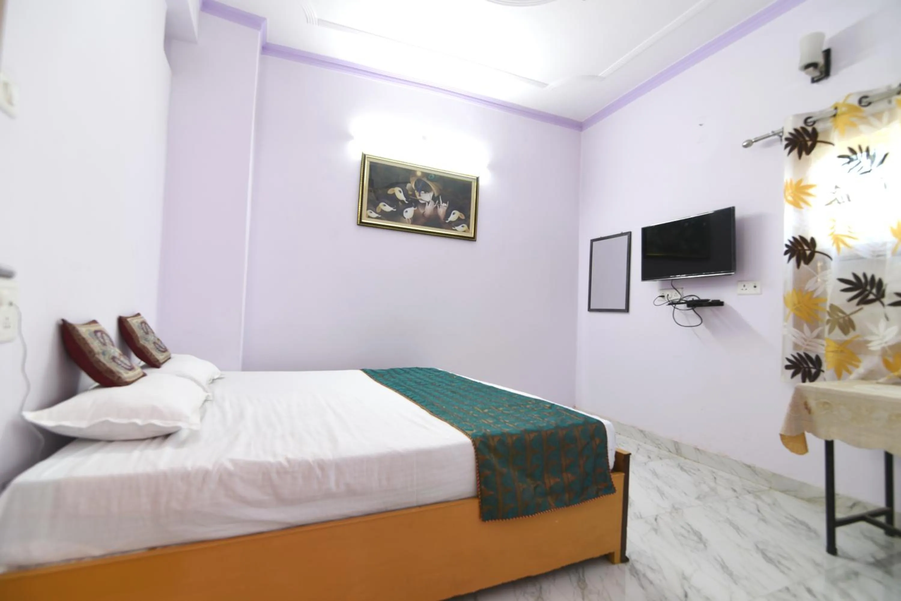 Bed in DS Residency Varanasi-Near Temple n Ghat-Parking