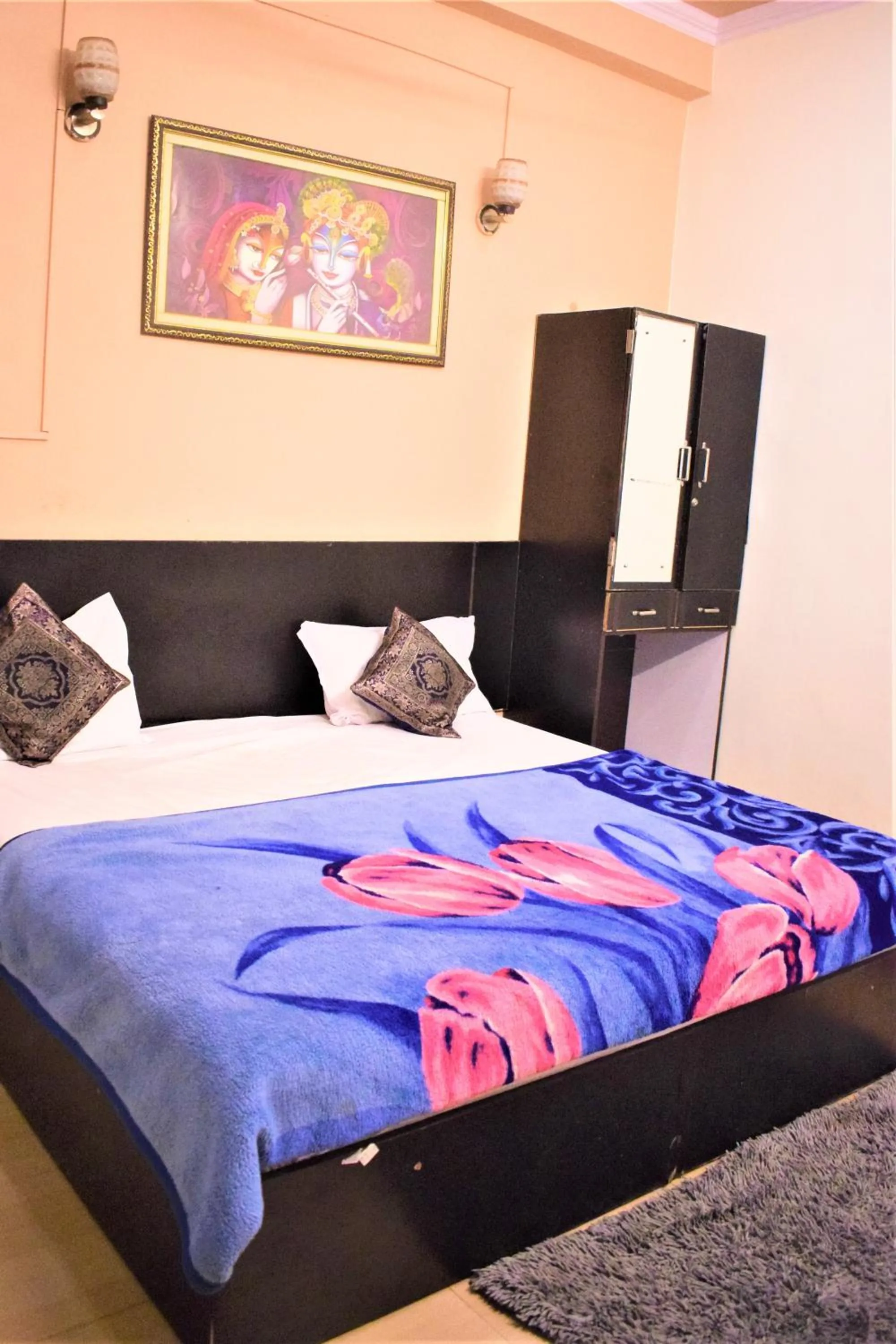 Bed in DS Residency Varanasi-Near Temple n Ghat-Parking