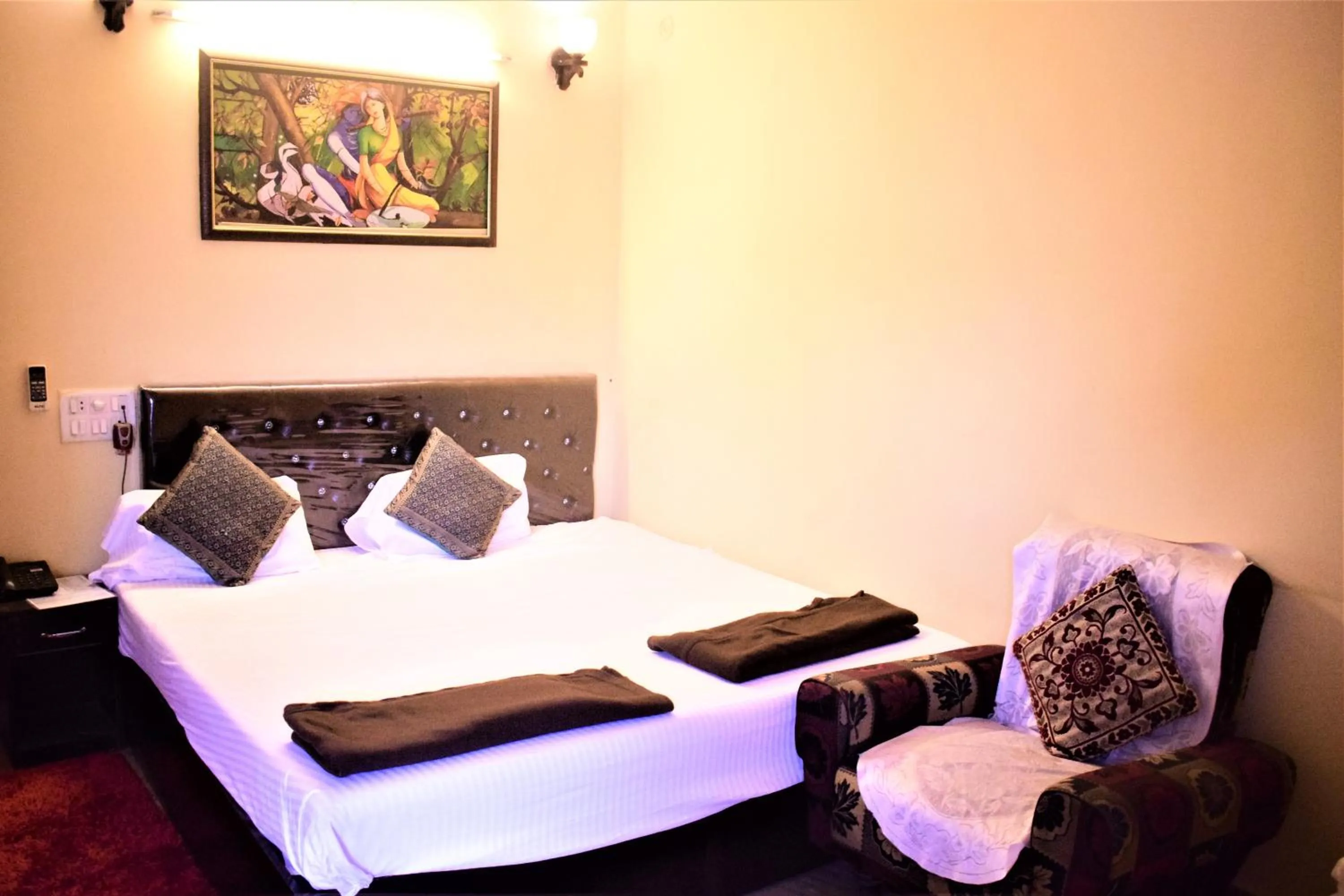 Bed in DS Residency Varanasi-Near Temple n Ghat-Parking