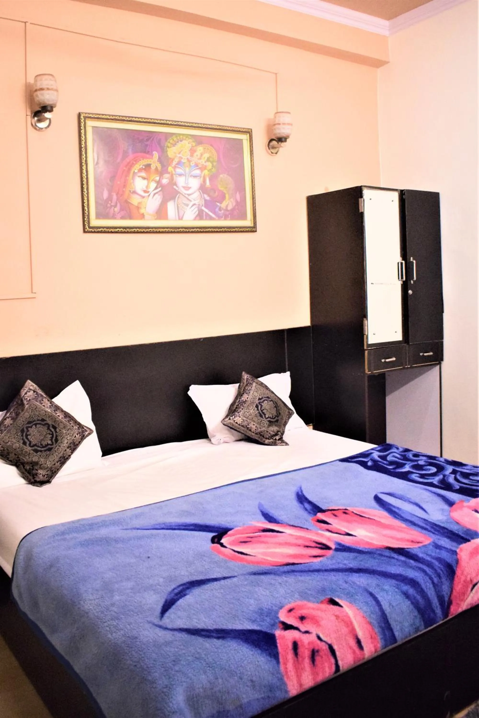 Bed in DS Residency Varanasi-Near Temple n Ghat-Parking