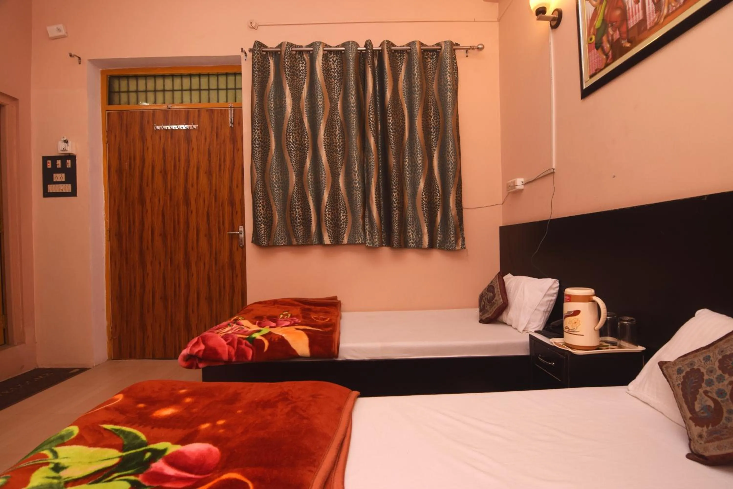 Bed in DS Residency Varanasi-Near Temple n Ghat-Parking