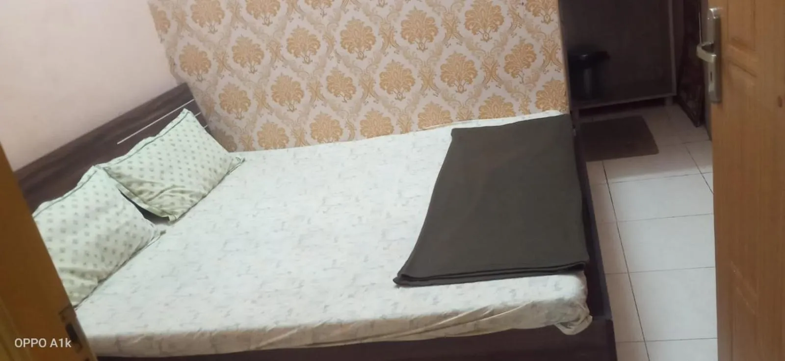 Bed in DS Residency Varanasi-Near Temple n Ghat-Parking