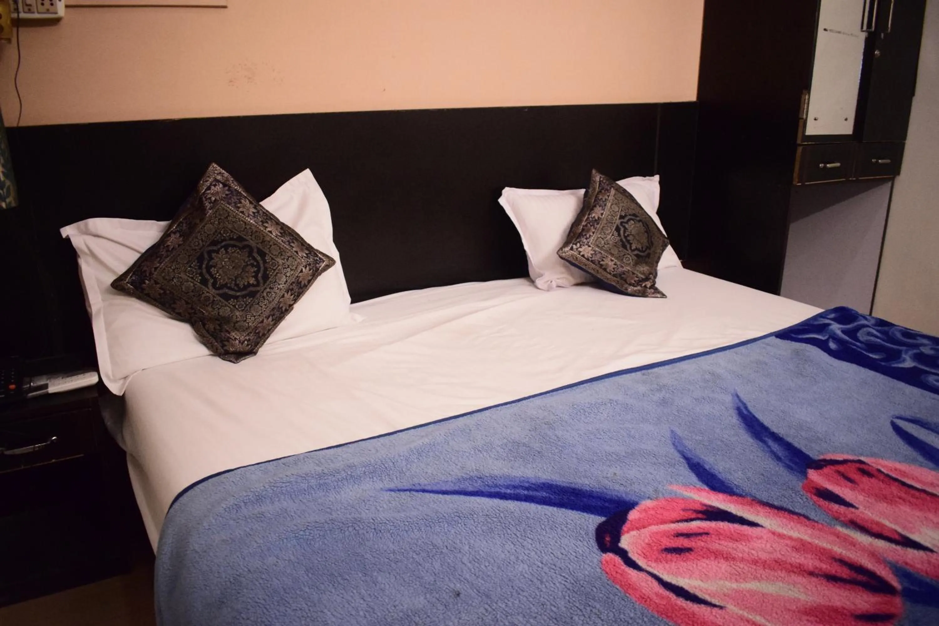 Bed in DS Residency Varanasi-Near Temple n Ghat-Parking