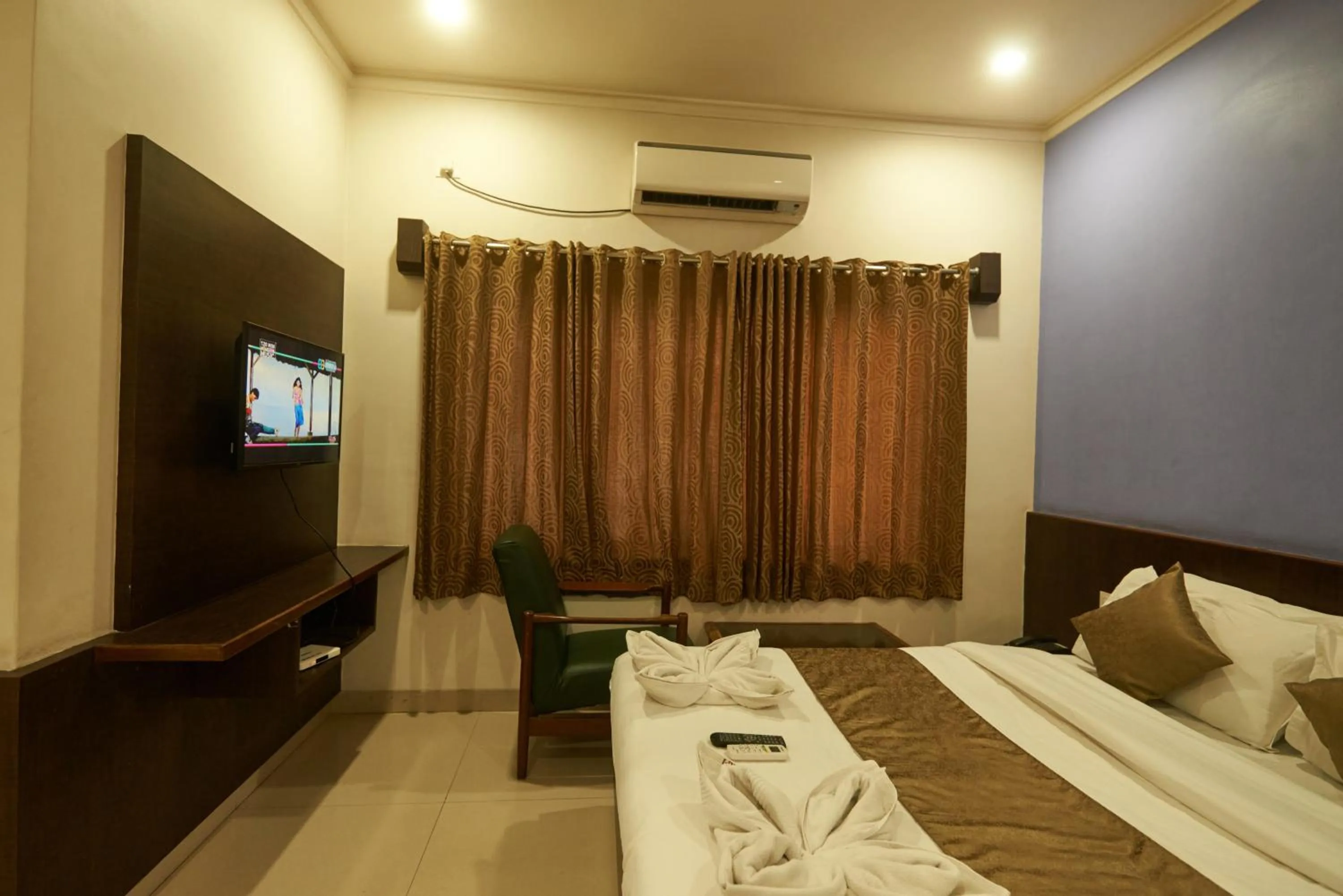 Bedroom, Bed in Hotel Pride Inn Shirdi