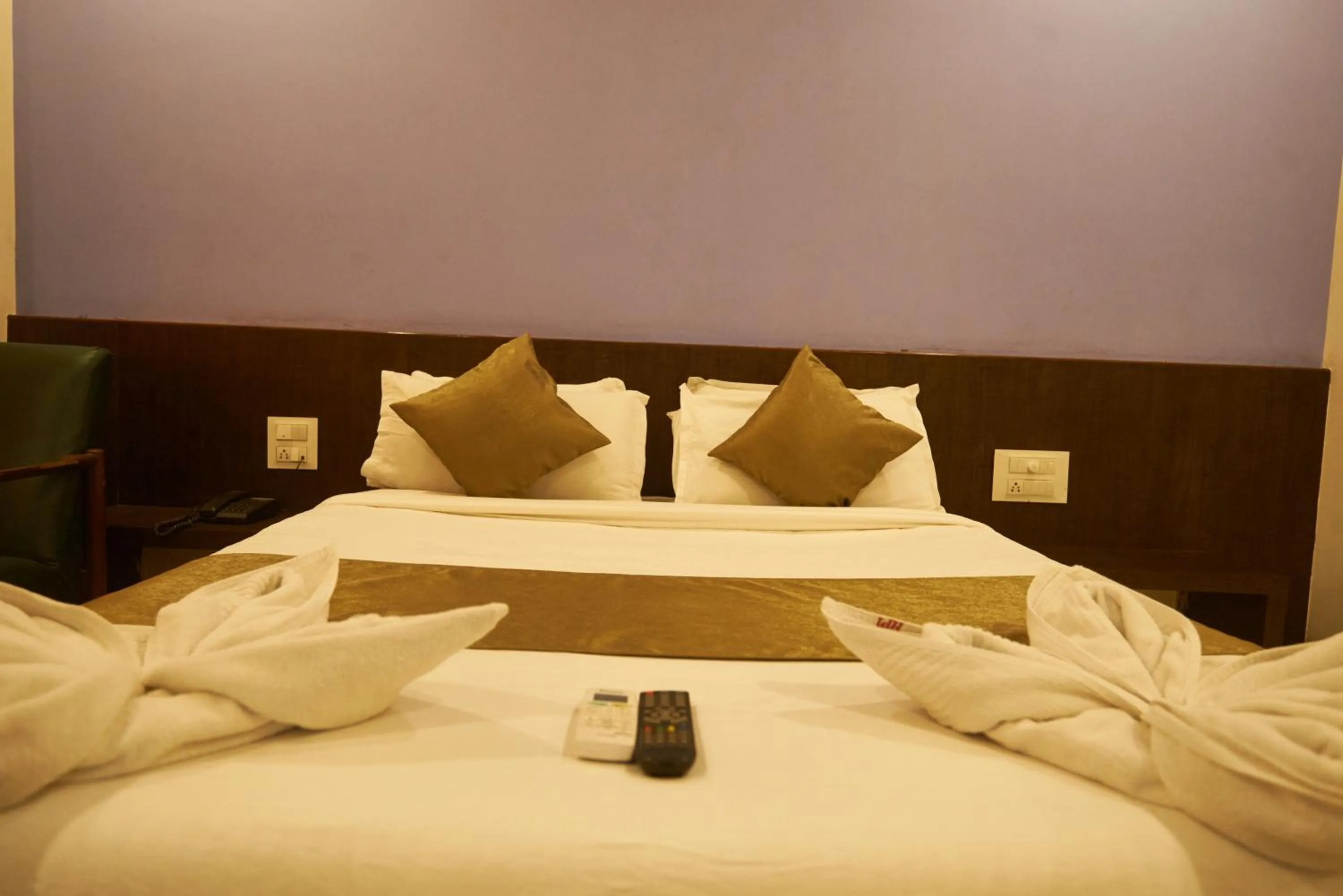 Bedroom, Bed in Hotel Pride Inn Shirdi