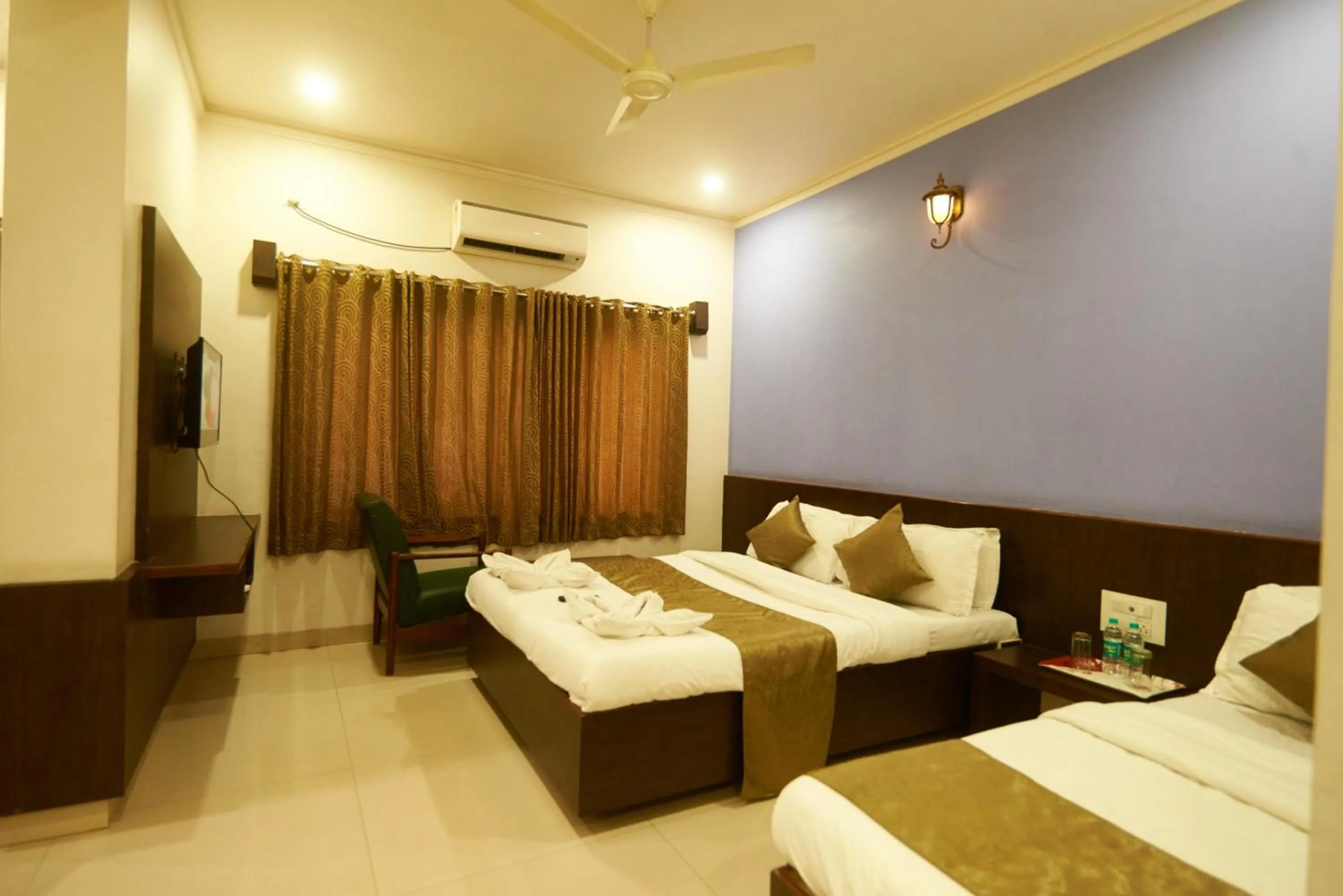 Bed in Hotel Pride Inn Shirdi