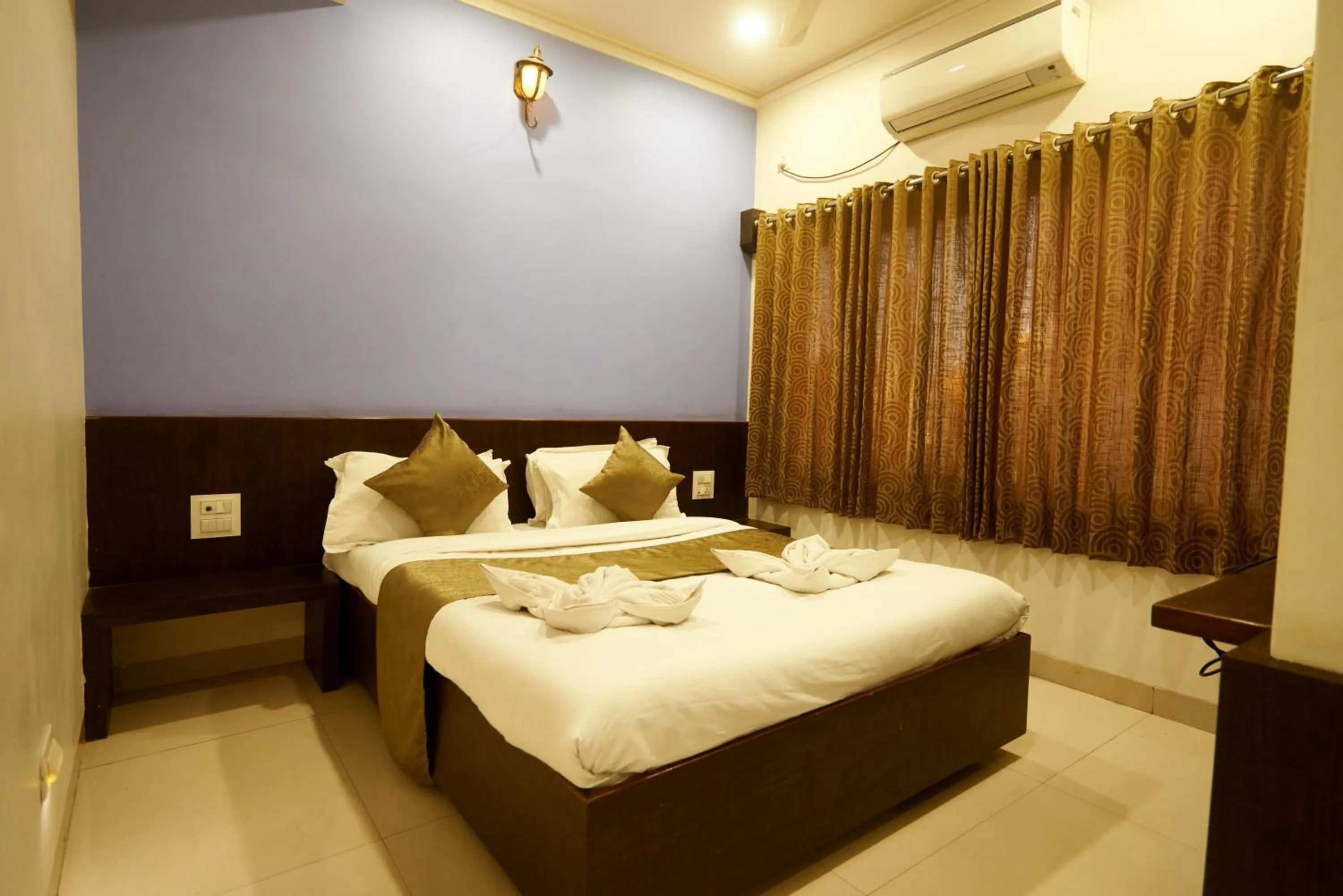 Bedroom, Bed in Hotel Pride Inn Shirdi