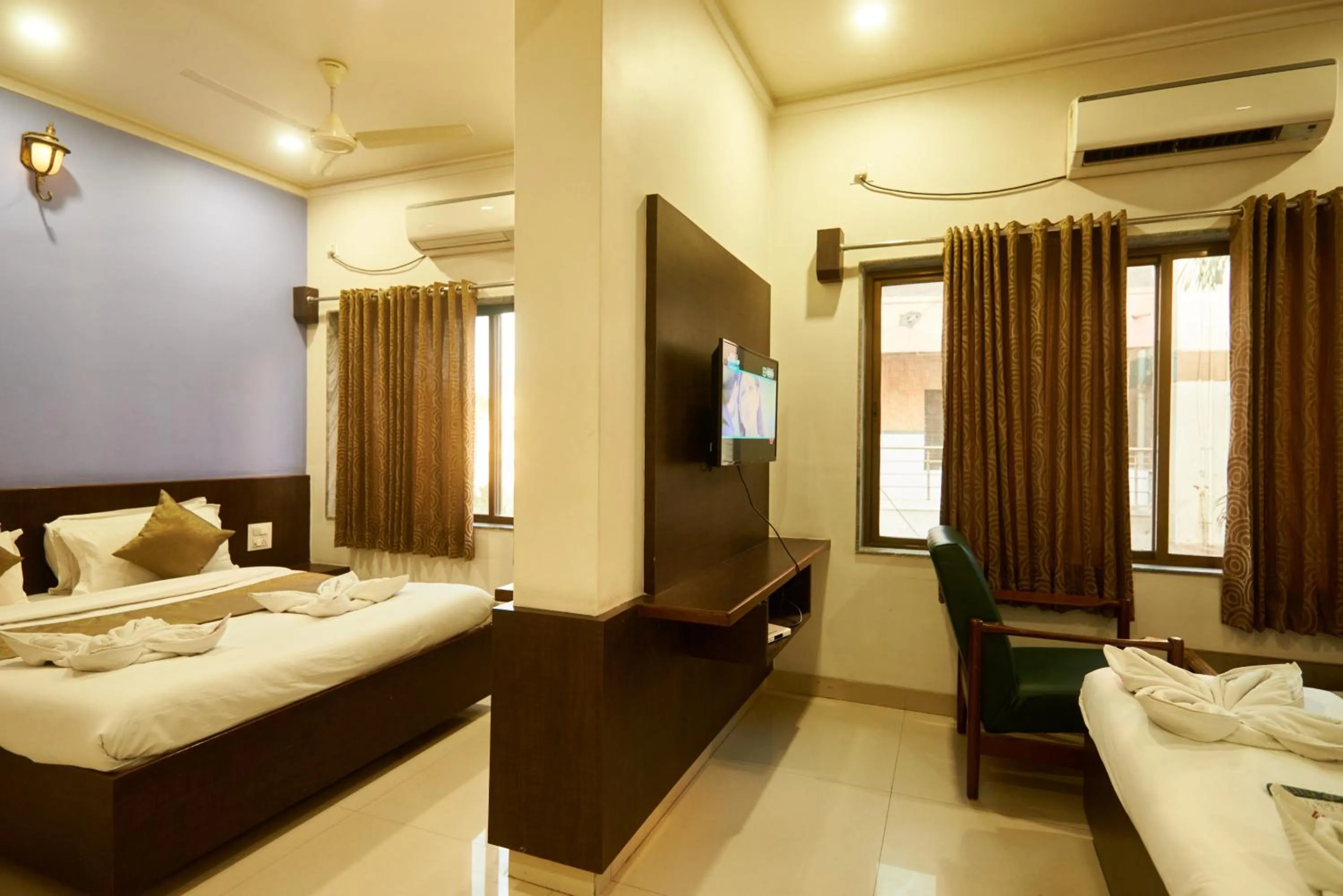 Bed in Hotel Pride Inn Shirdi