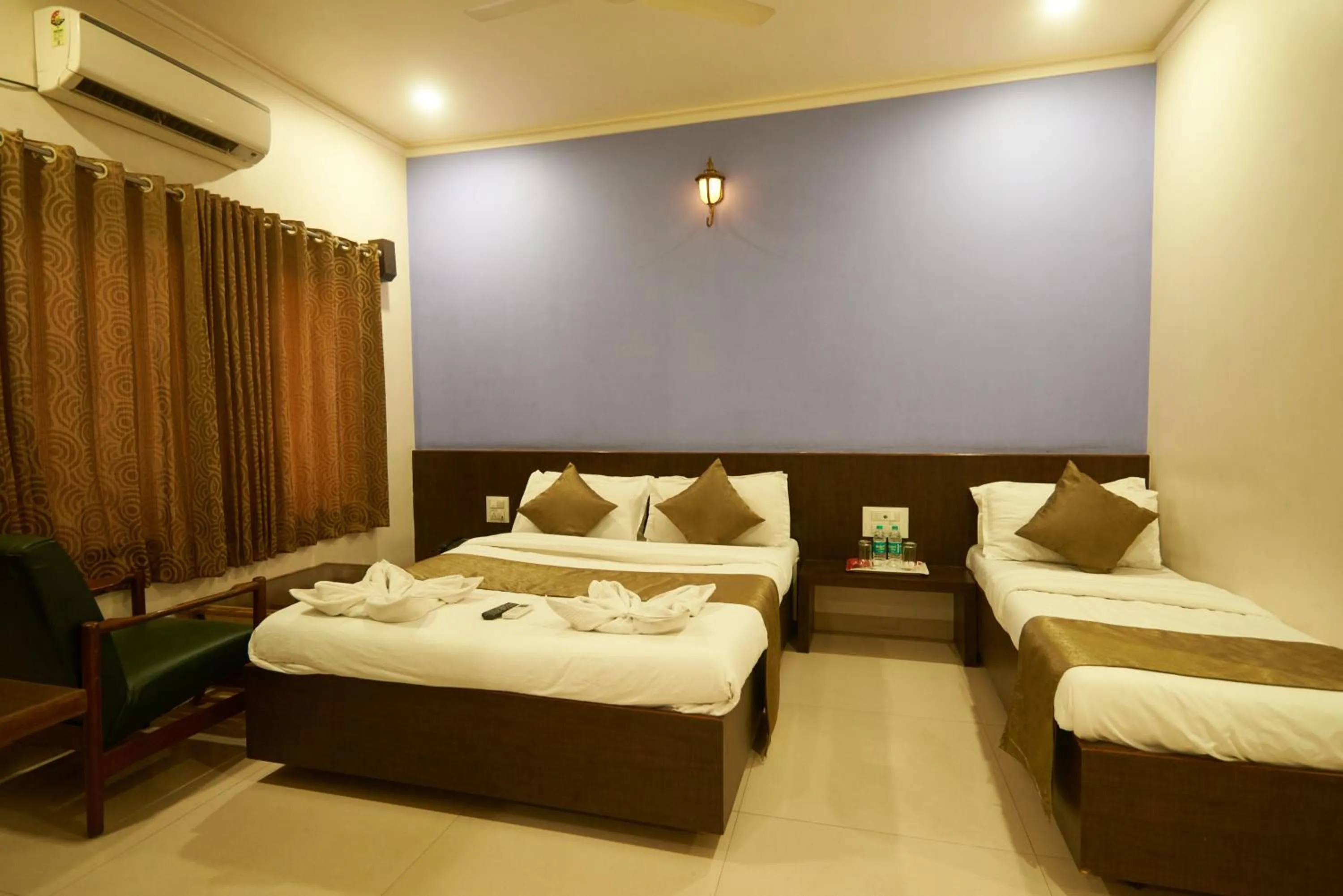 Bed in Hotel Pride Inn Shirdi