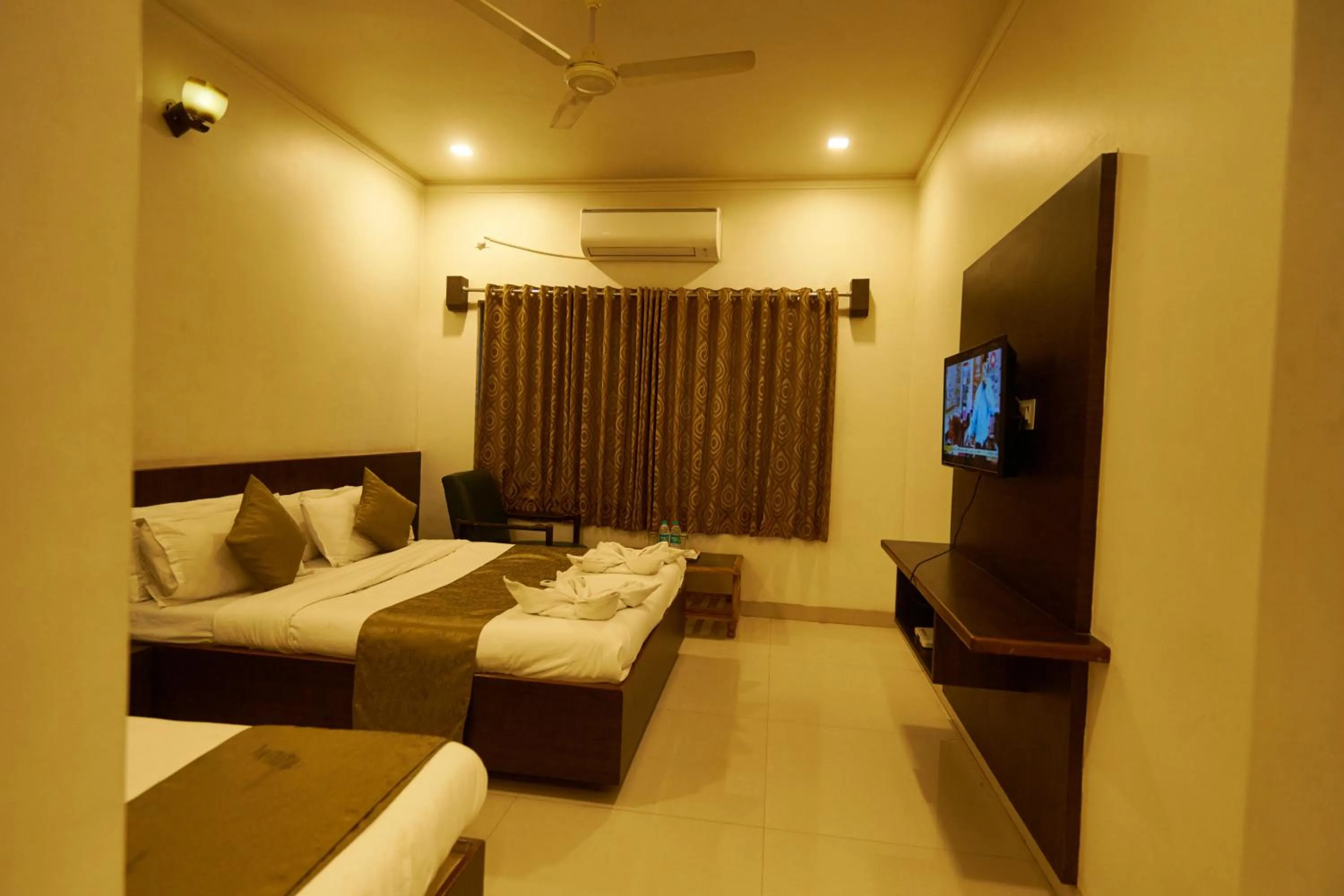 Bedroom, Bed in Hotel Pride Inn Shirdi