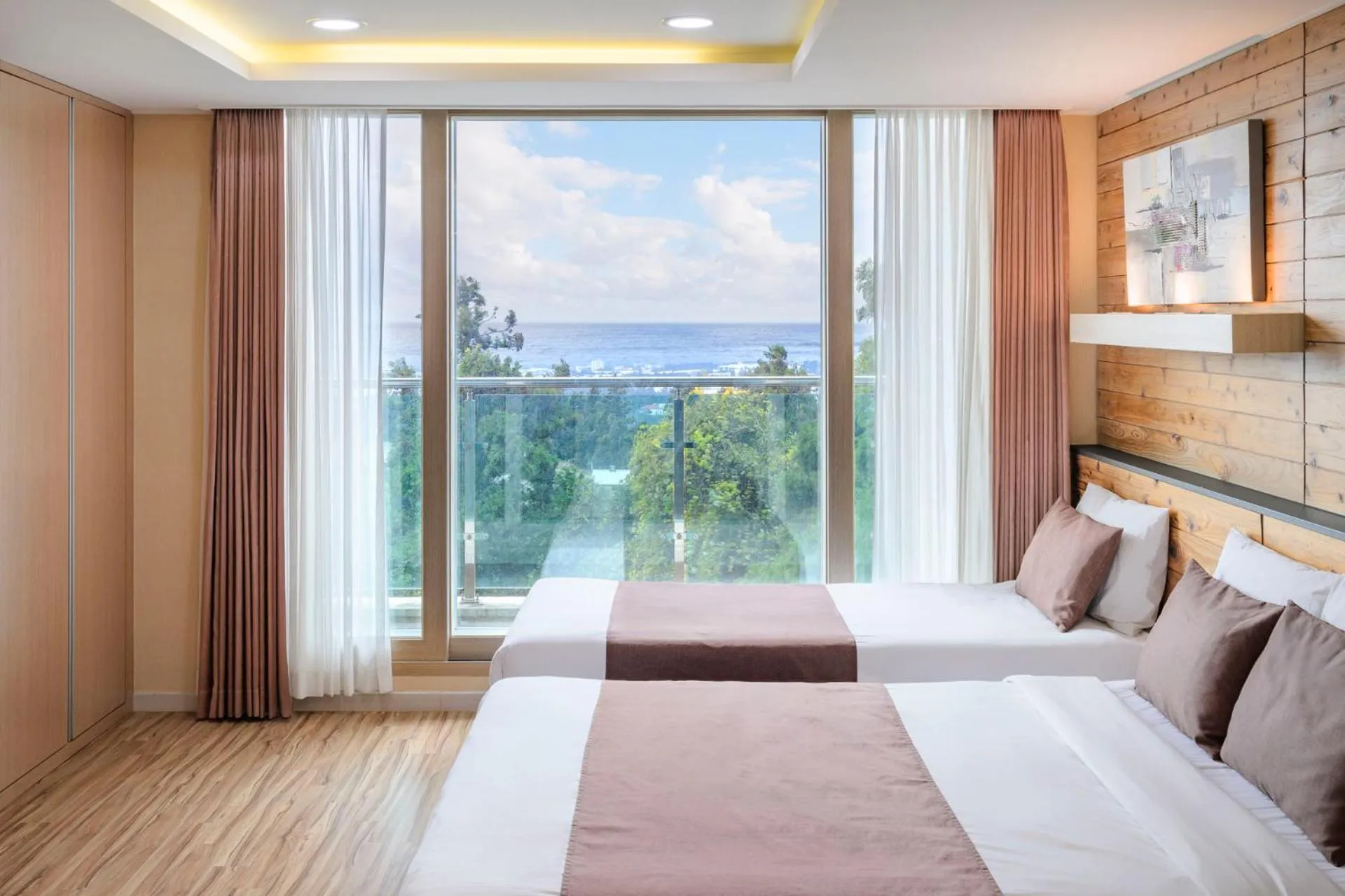 Photo of the whole room, Bed in Jeju M Resort