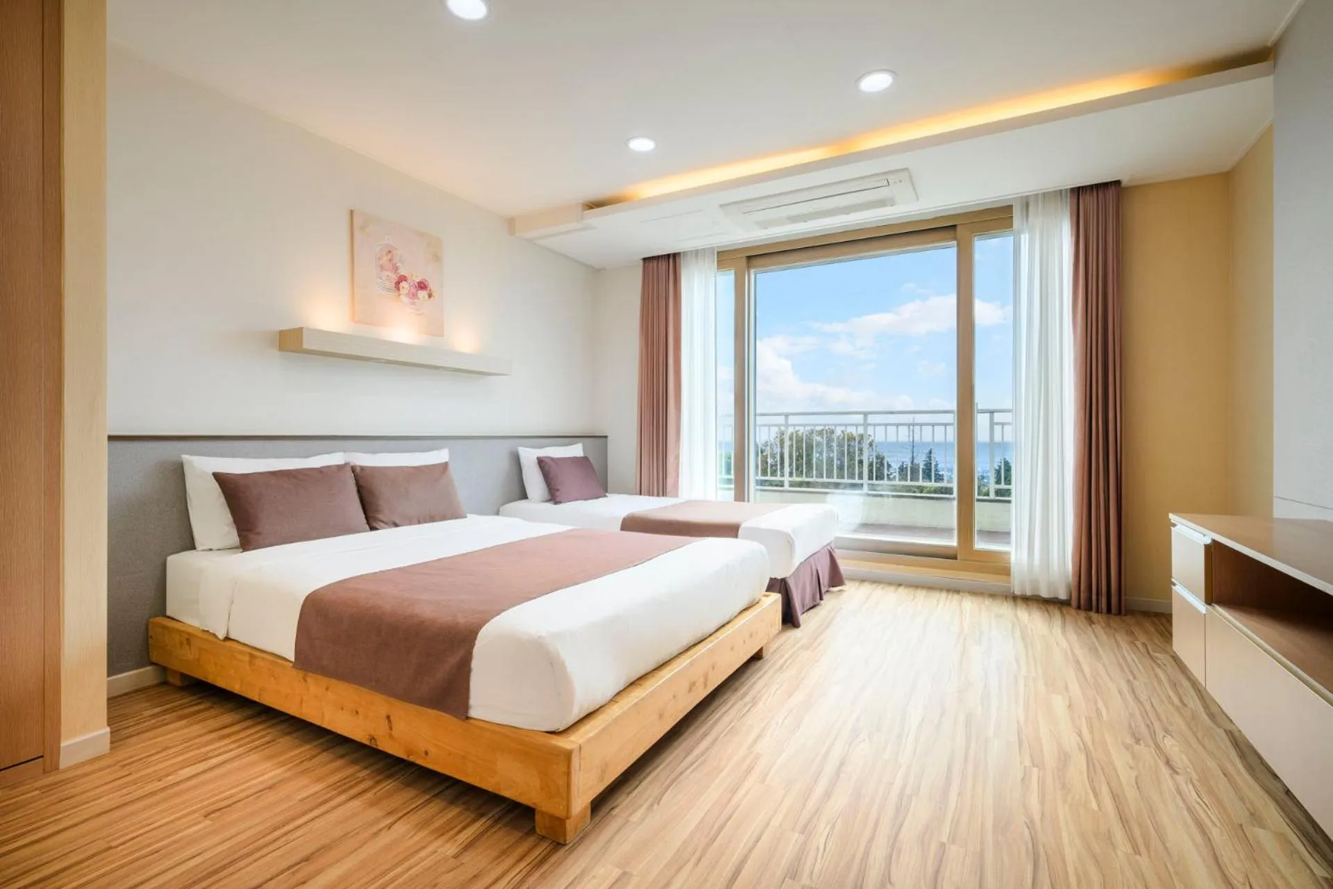 Photo of the whole room, Bed in Jeju M Resort