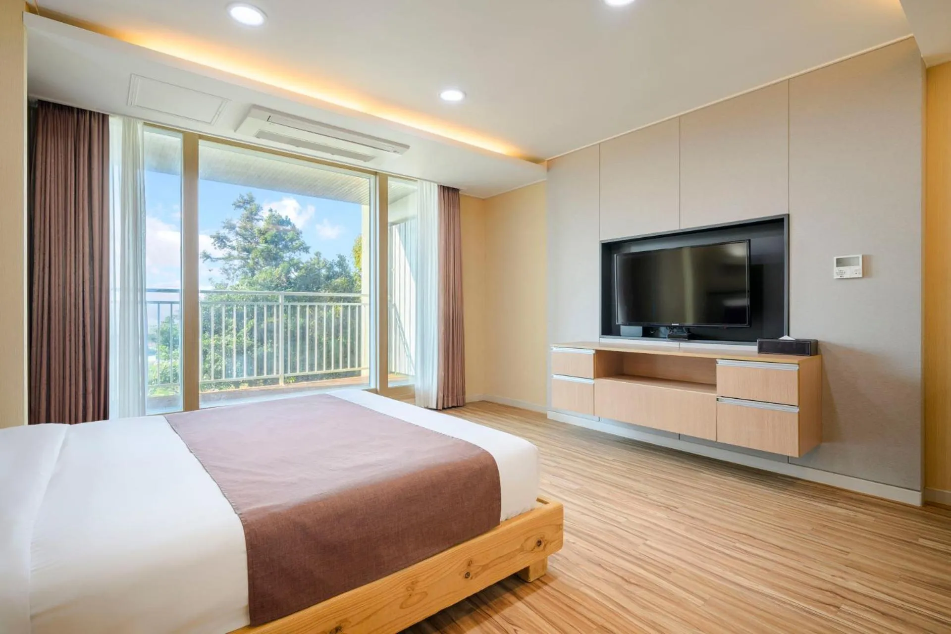 Photo of the whole room, Bed in Jeju M Resort