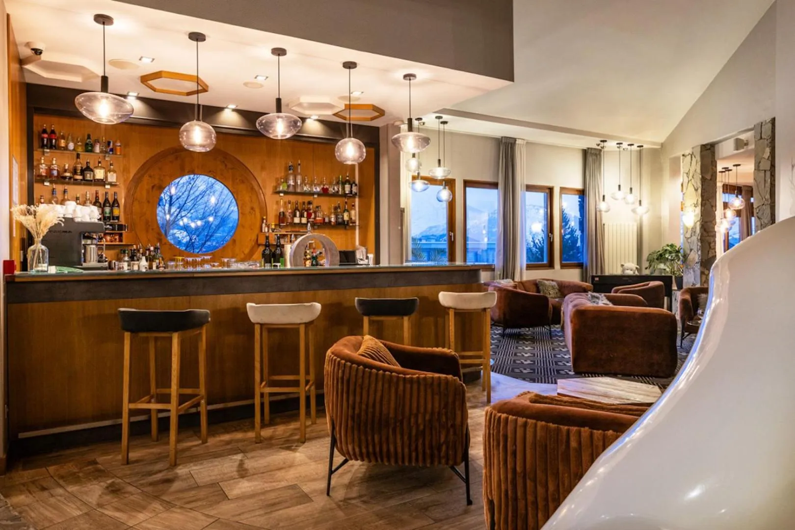 Lounge or bar in Royal Ours Blanc Boutique Hôtel & Spa