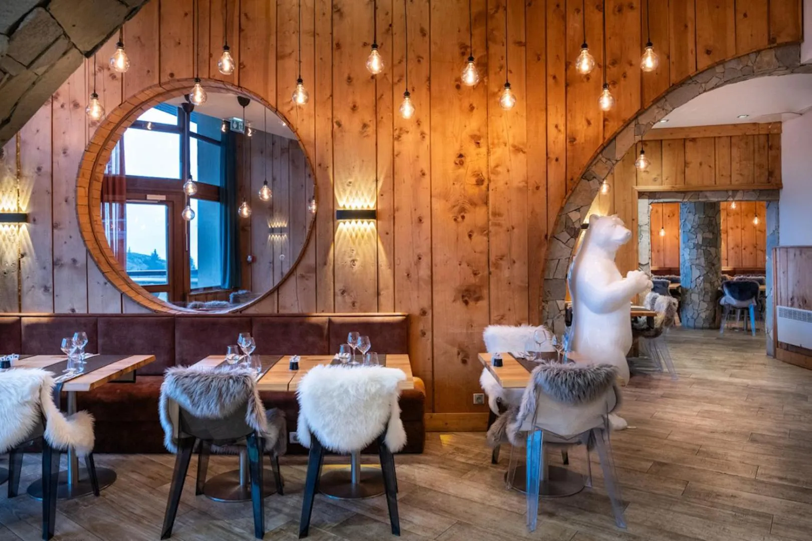 Restaurant/places to eat in Royal Ours Blanc Boutique Hôtel & Spa