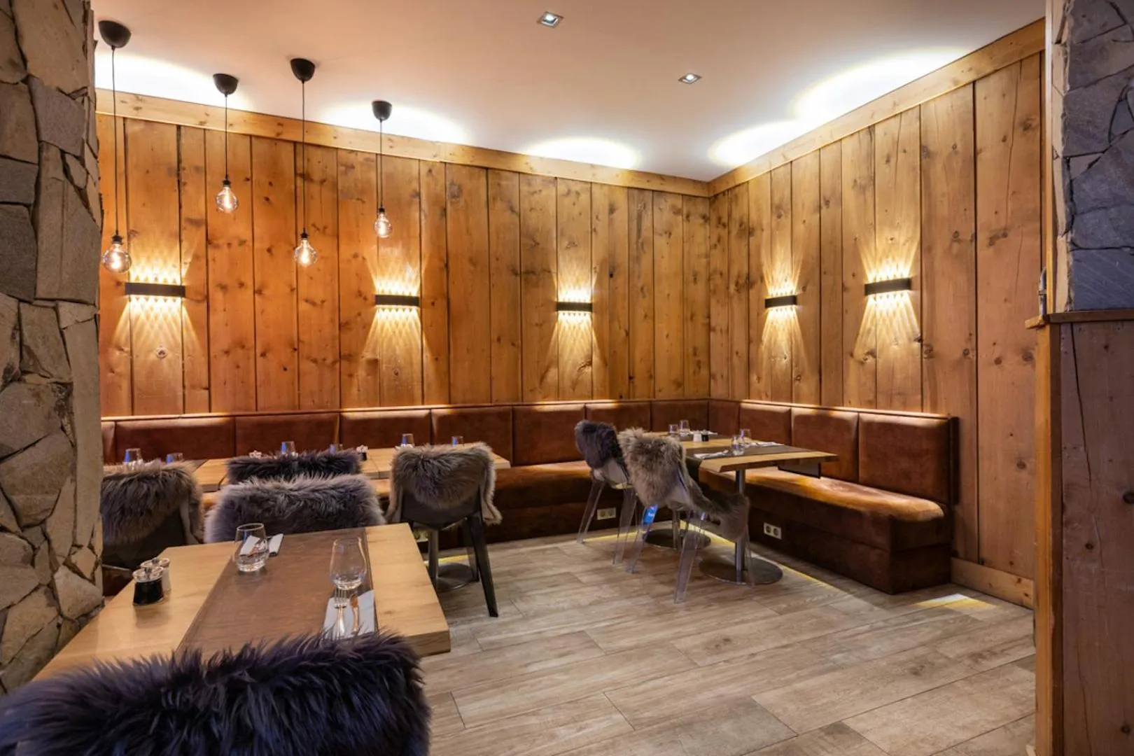 Restaurant/places to eat in Royal Ours Blanc Boutique Hôtel & Spa