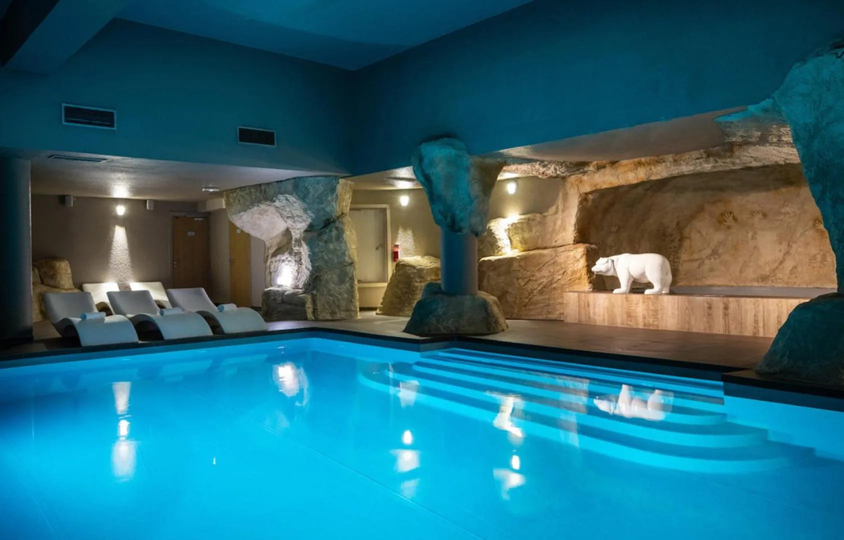 Swimming pool in Royal Ours Blanc Boutique Hôtel & Spa