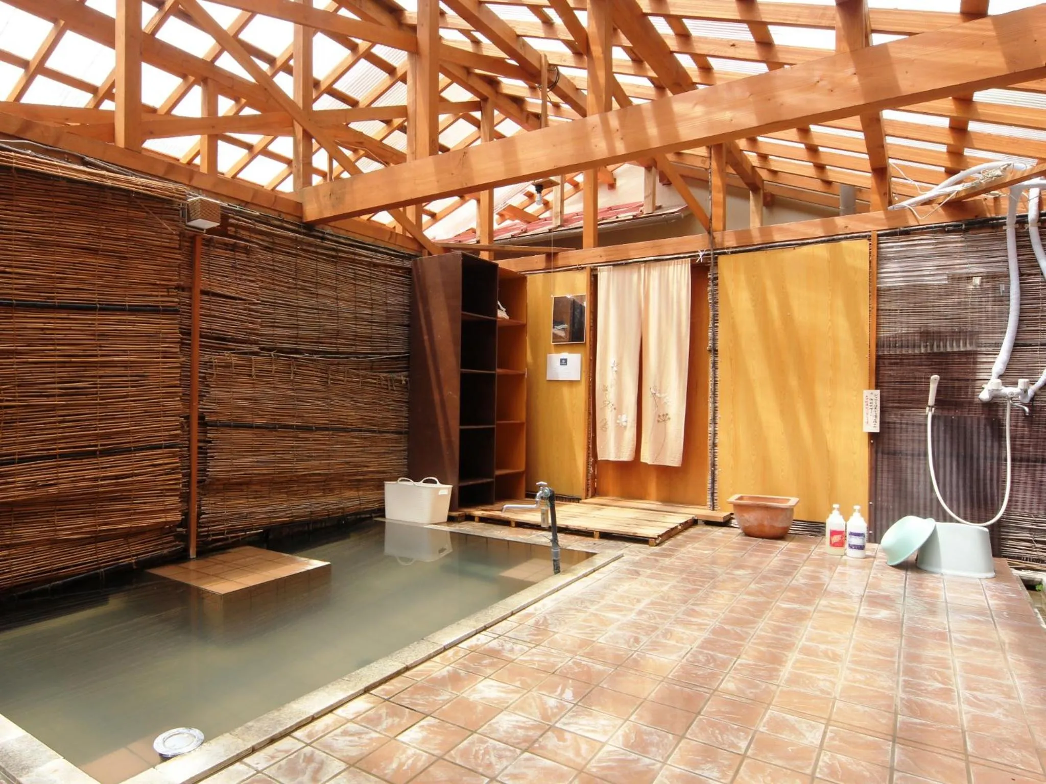 Hot Spring Bath in Guesthouse Tomoshibi