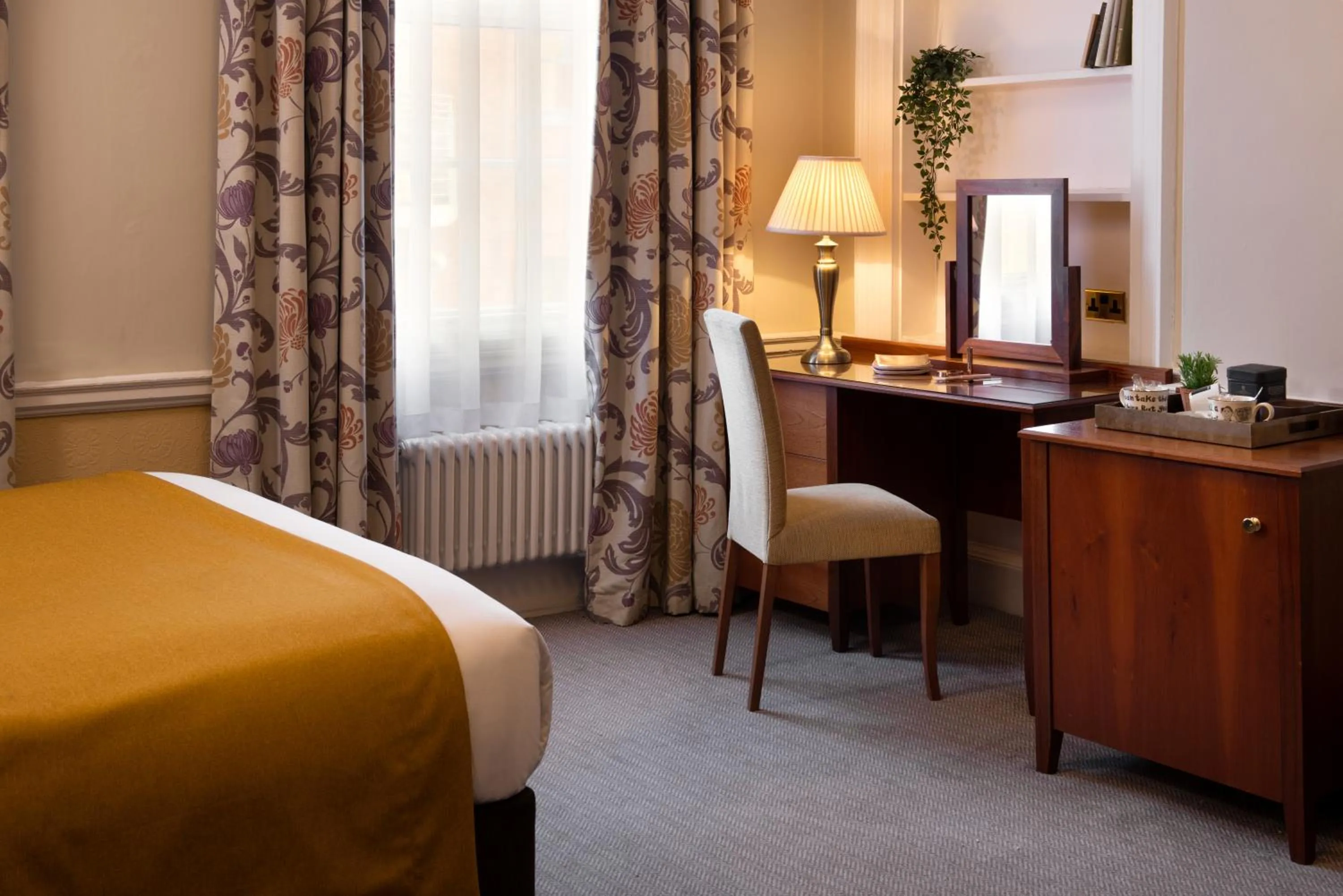 Seating area, Bed in Middletons