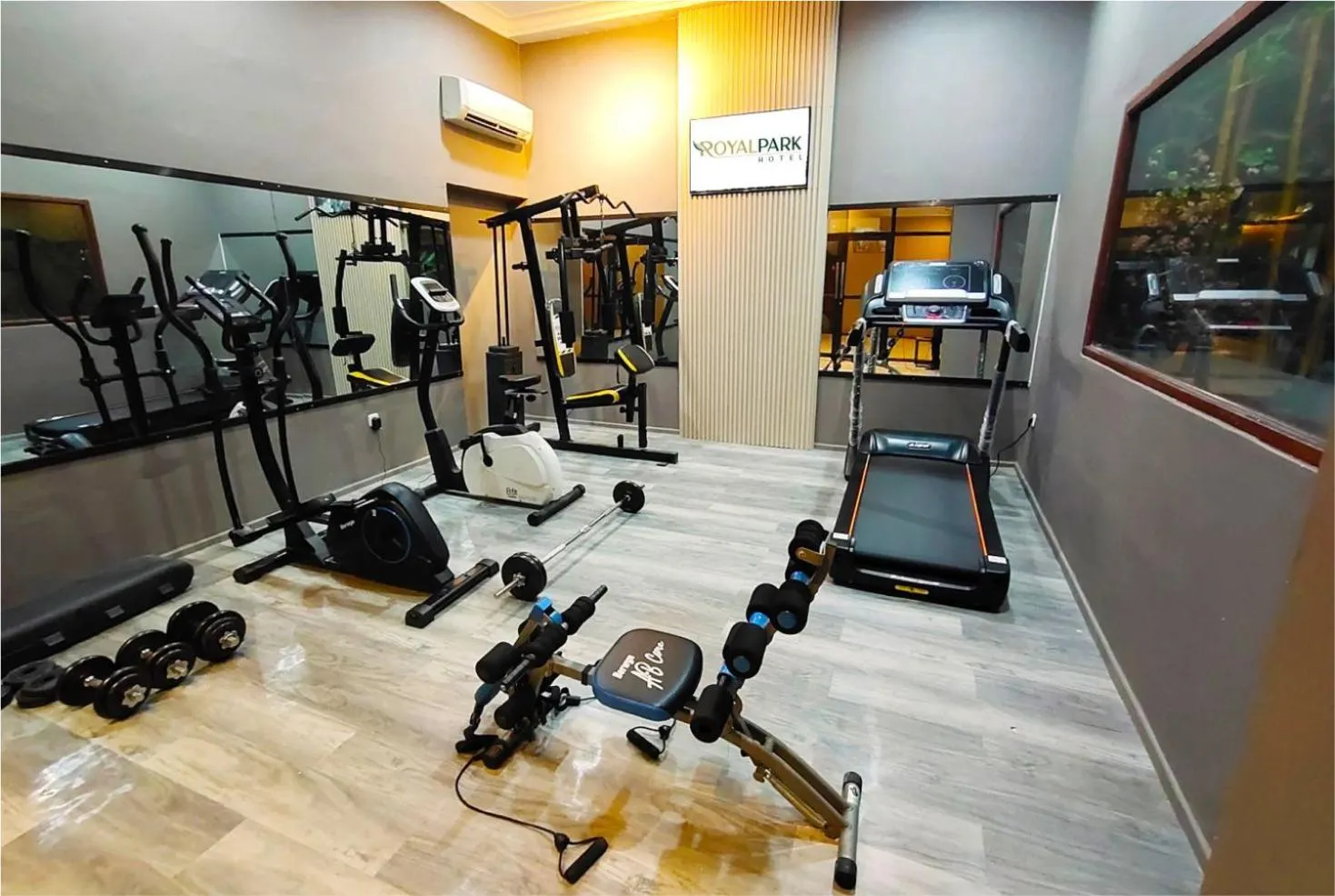Fitness centre/facilities in Royal Park Hotel