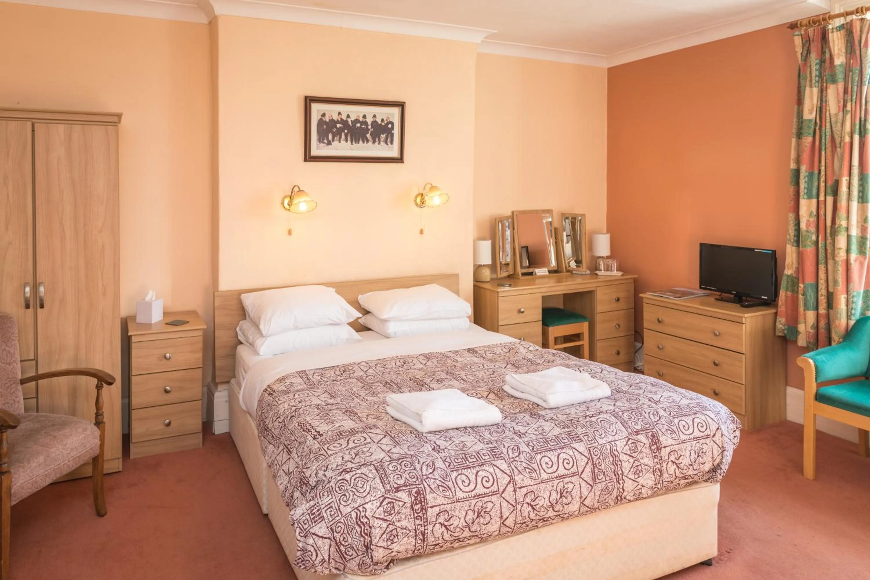 Photo of the whole room, Bed in Cumberland Inn