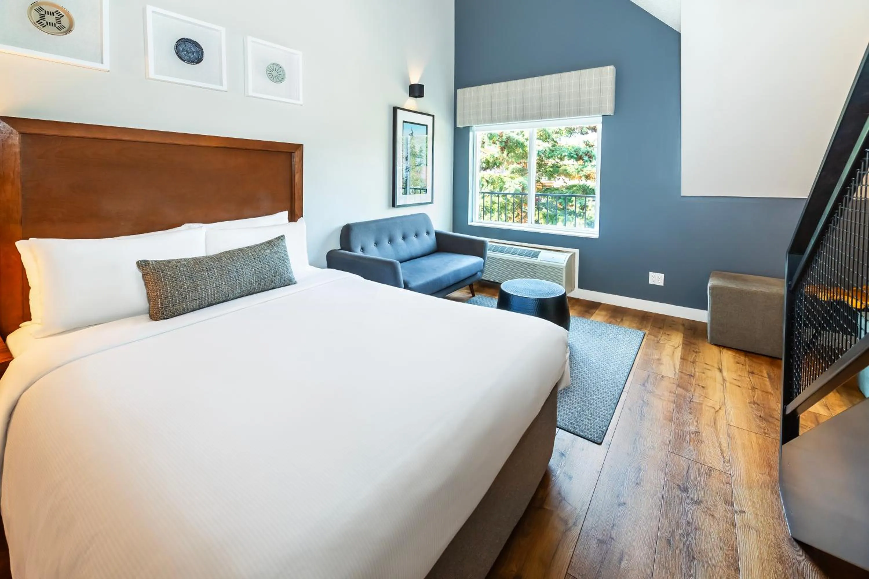 Seating area, Bed in Banff Inn
