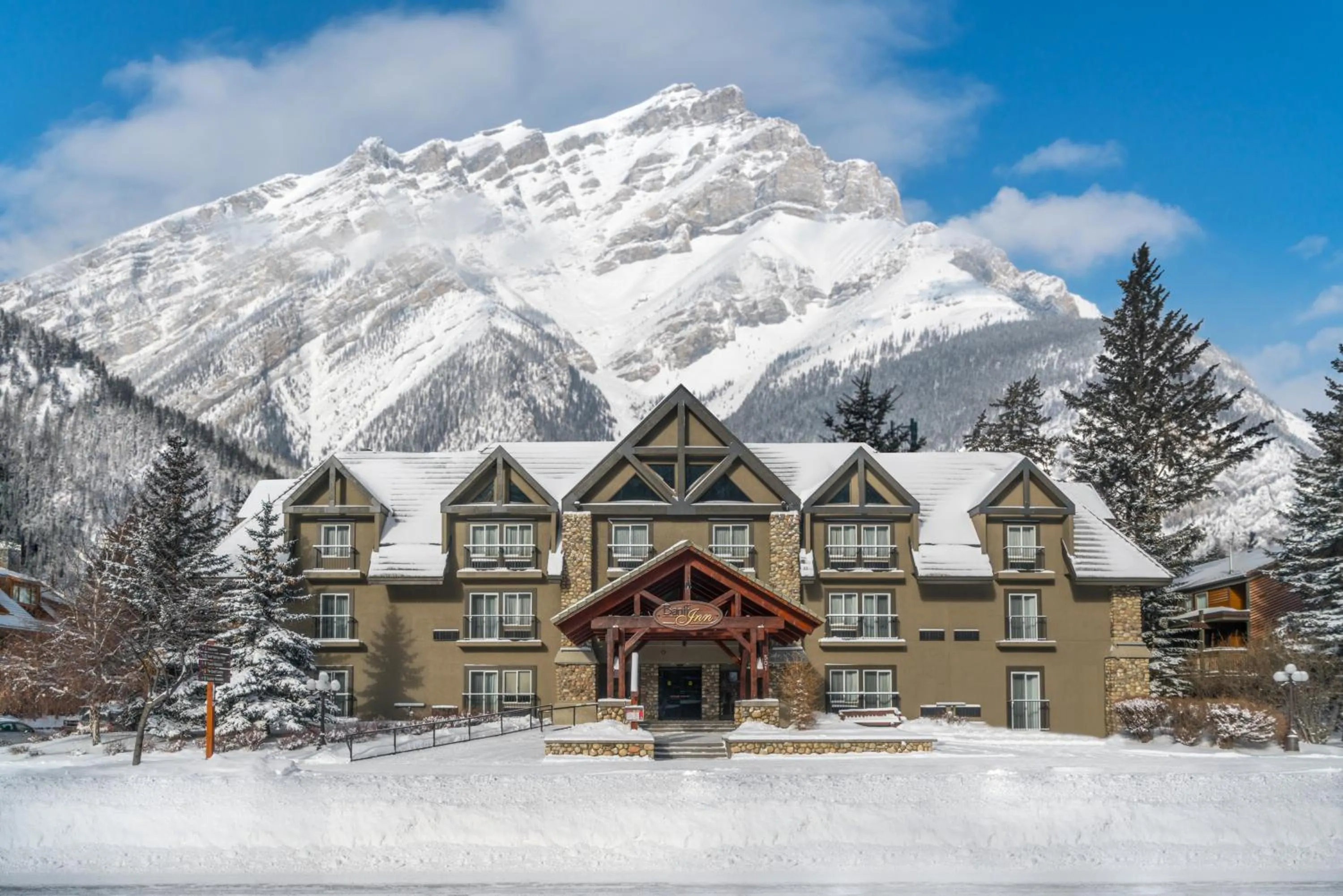 Facade/entrance in Banff Inn