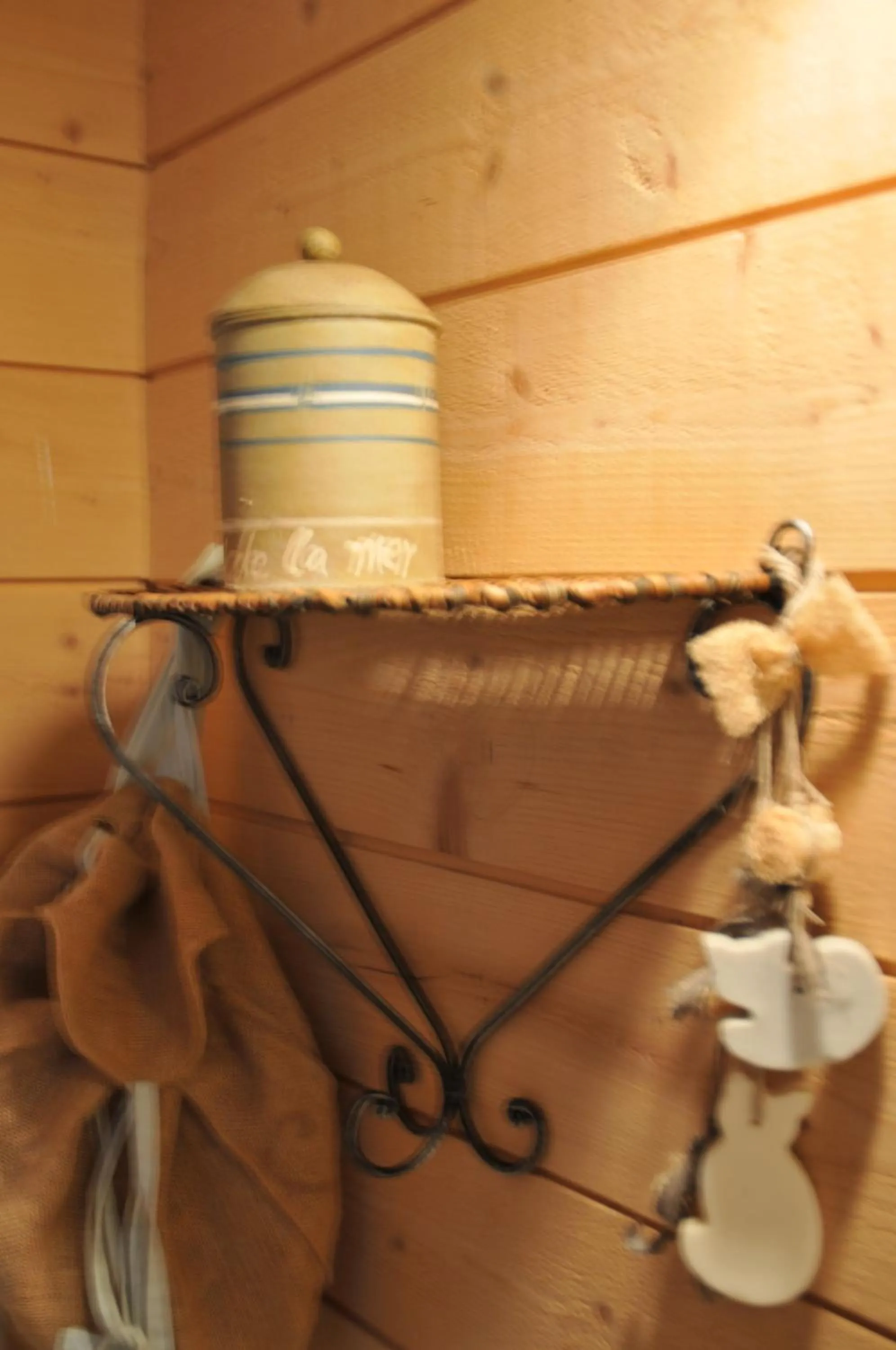 Decorative detail in Les chambres du Chat Perché